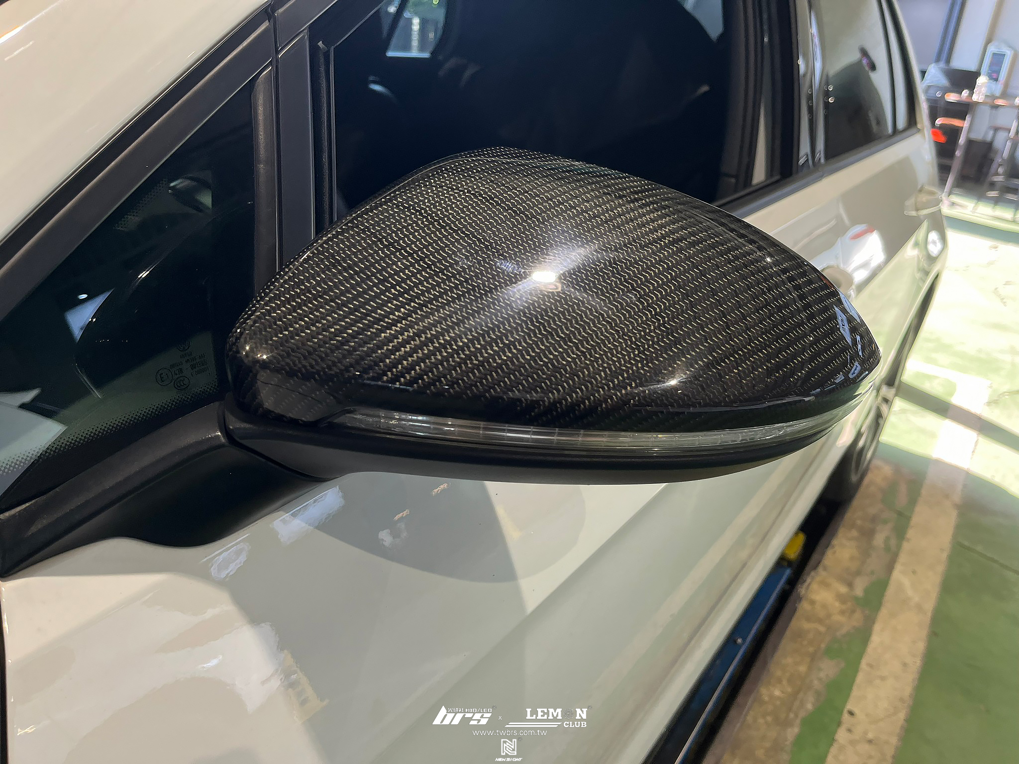 Volkswagen Golf 7.5 安裝 水轉印碳纖維後視鏡蓋
