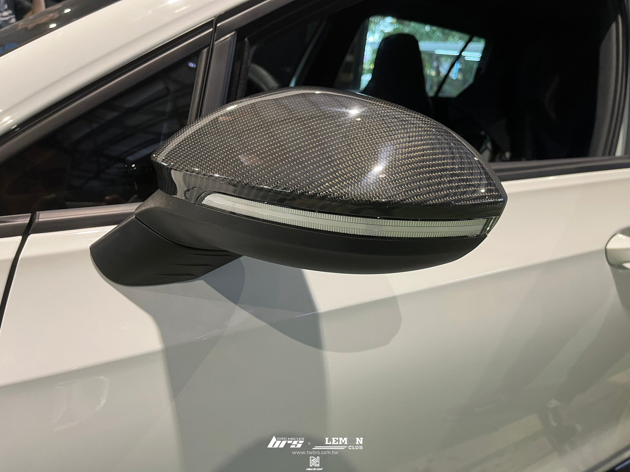 Volkswagen Golf 8 Variant 安裝 碳纖維後視鏡蓋+後視鏡流水方向燈