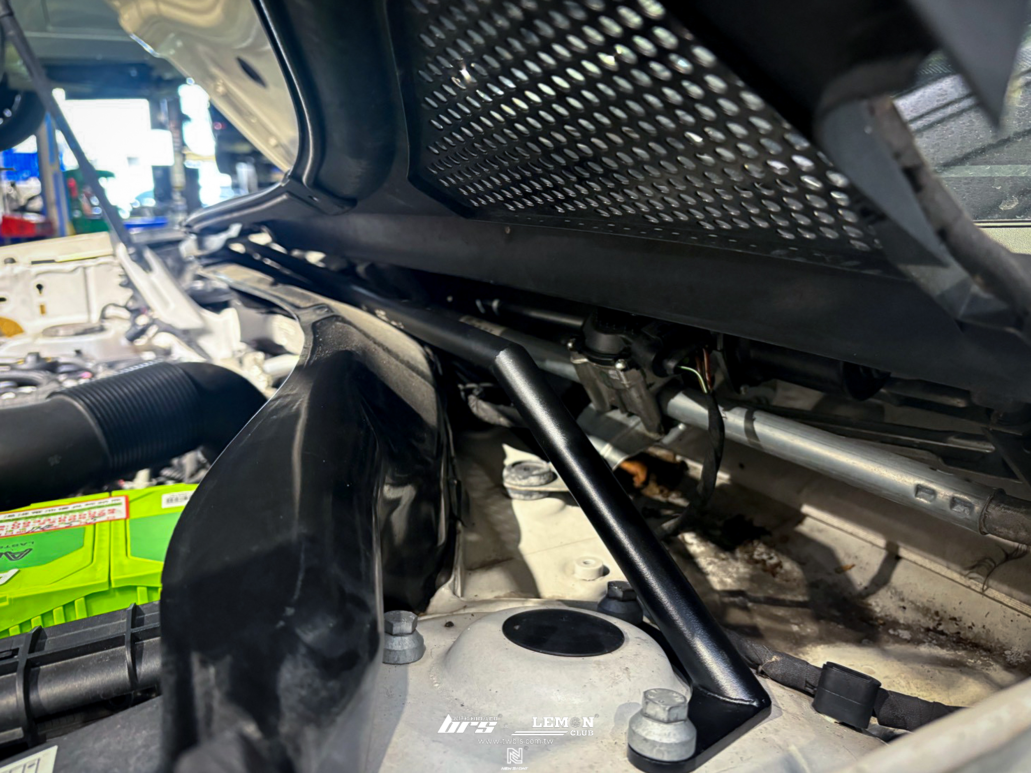 Volkswagen New Tiguan 安裝 發光廠徽+引擎室拉桿