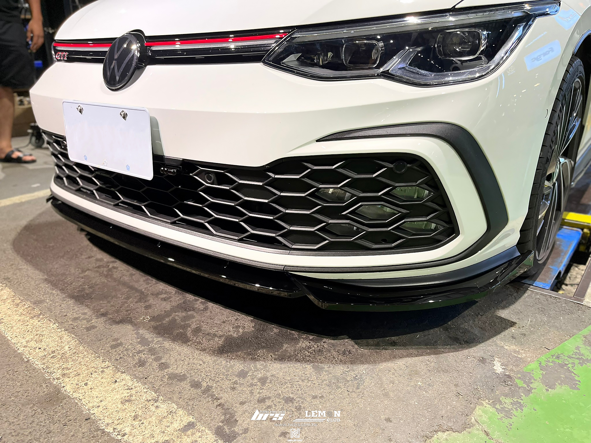 Volkswagen Golf 8 GTI 安裝 三件式前下巴