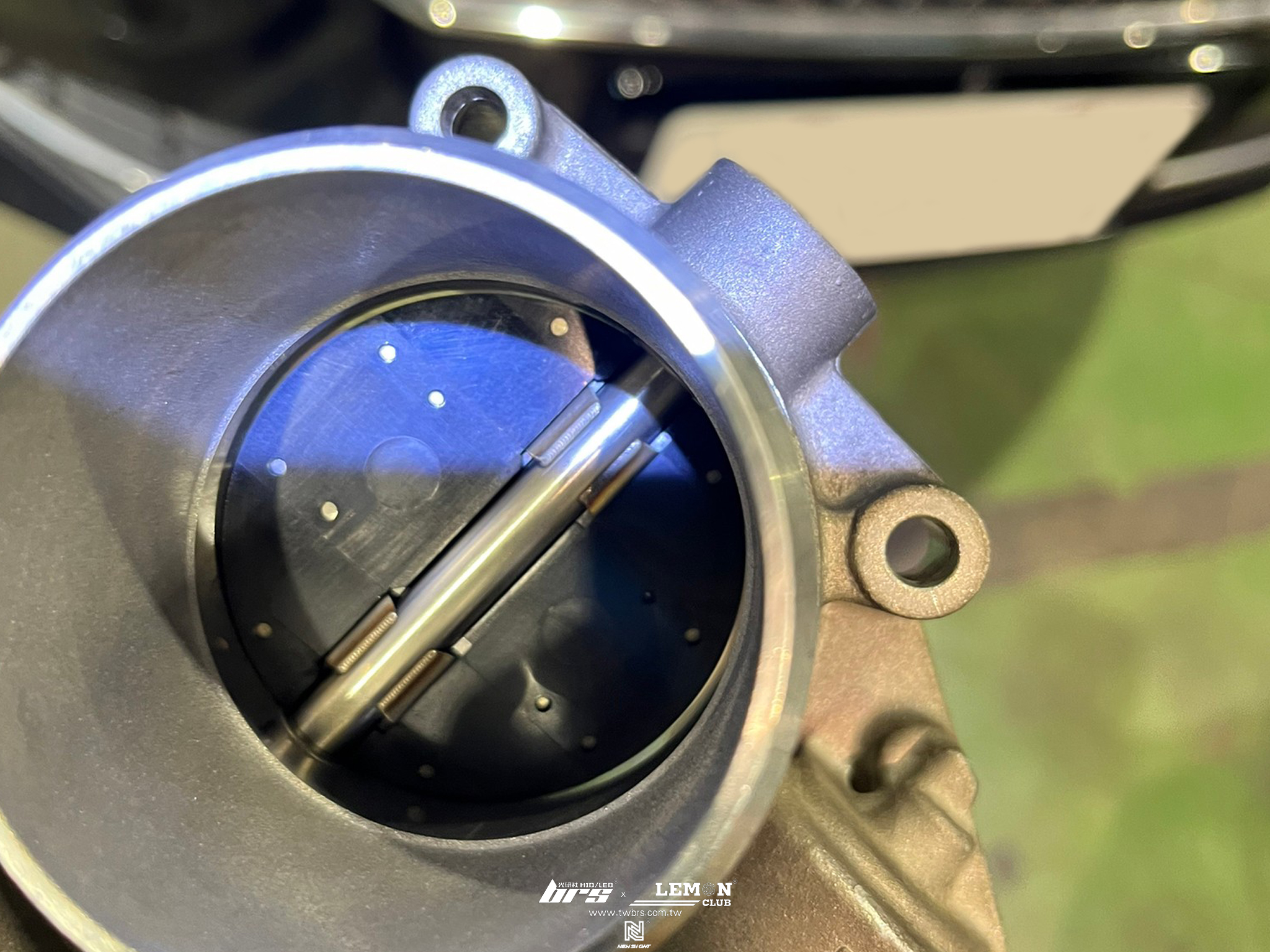 Skoda Superb 保養 德國Rheinol萊茵機油5W30更換+原廠機油芯更換+原廠洩油螺絲+墊片更換+原廠進氣濾芯更換+原廠火星塞更換+奈米銀抗菌活性碳冷氣濾芯更換+節氣門清洗