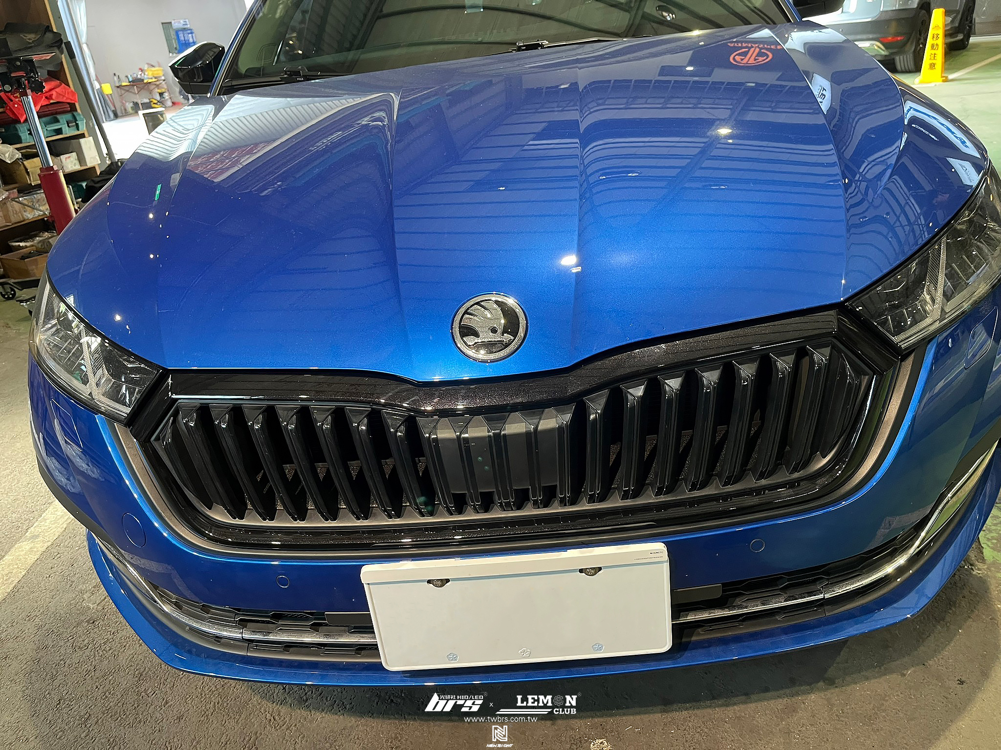 Skoda Octavia MK4 安裝 前後黑標+鋼琴黑後視鏡蓋+跳石網