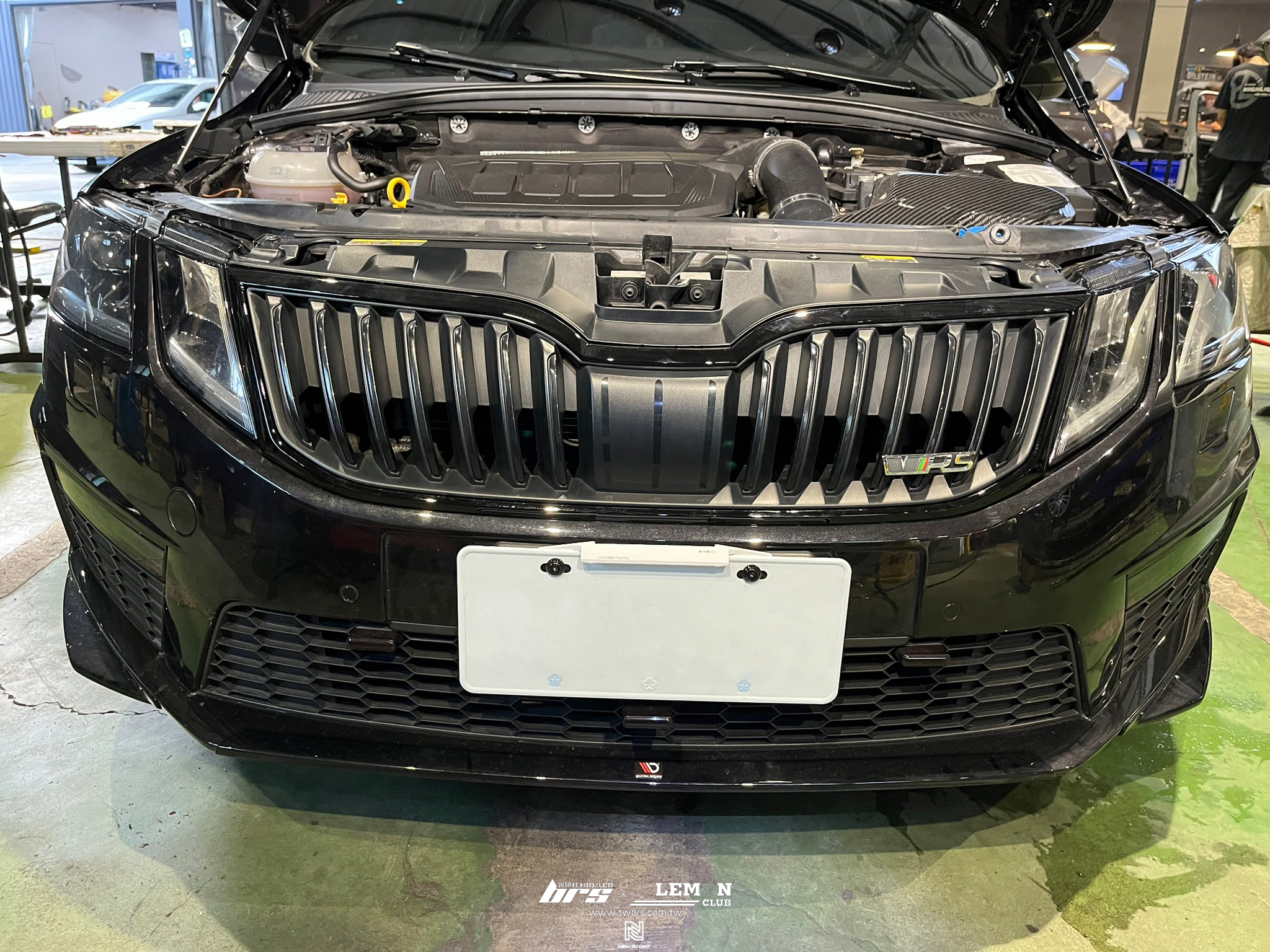 Skoda Octavia 安裝 原廠RS水箱罩