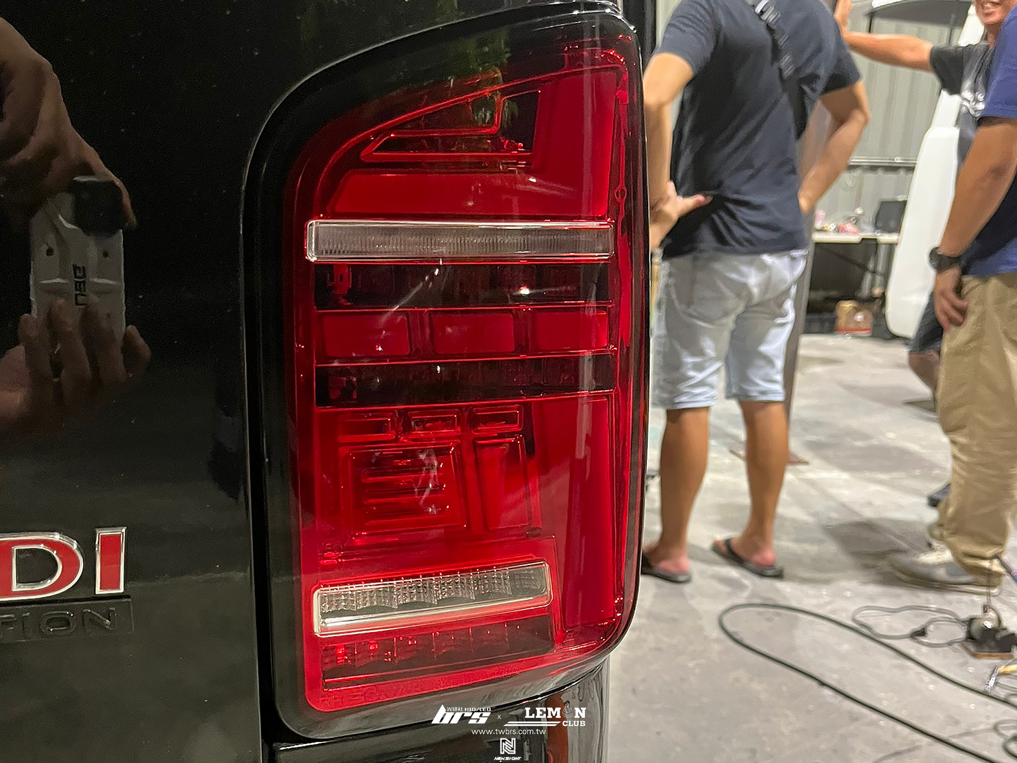 Volkswagen T5 安裝 T5後期 LED尾燈-透紅款