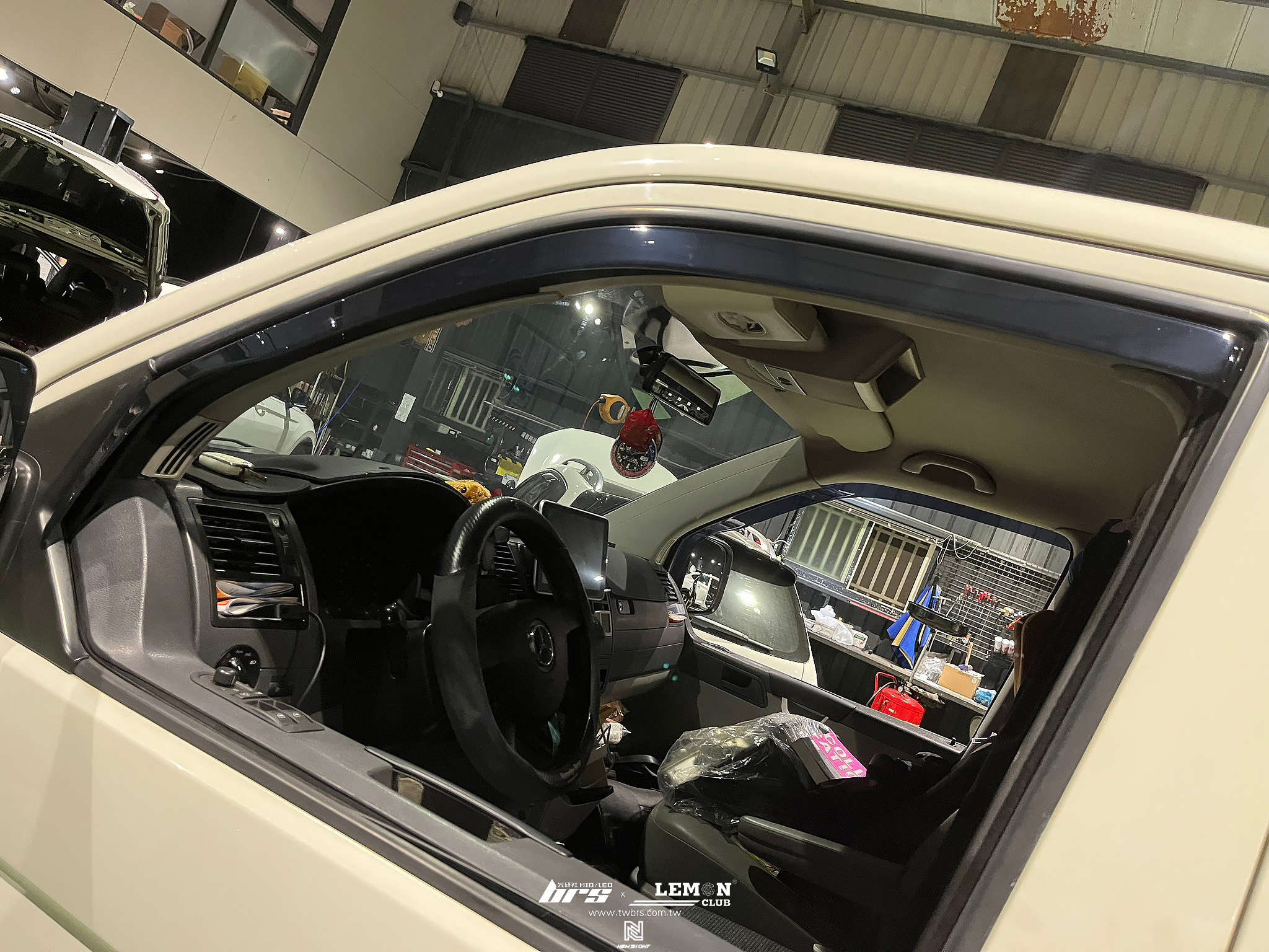 Volkswagen T5 安裝 LED尾燈+魚眼大燈總成+晴雨窗