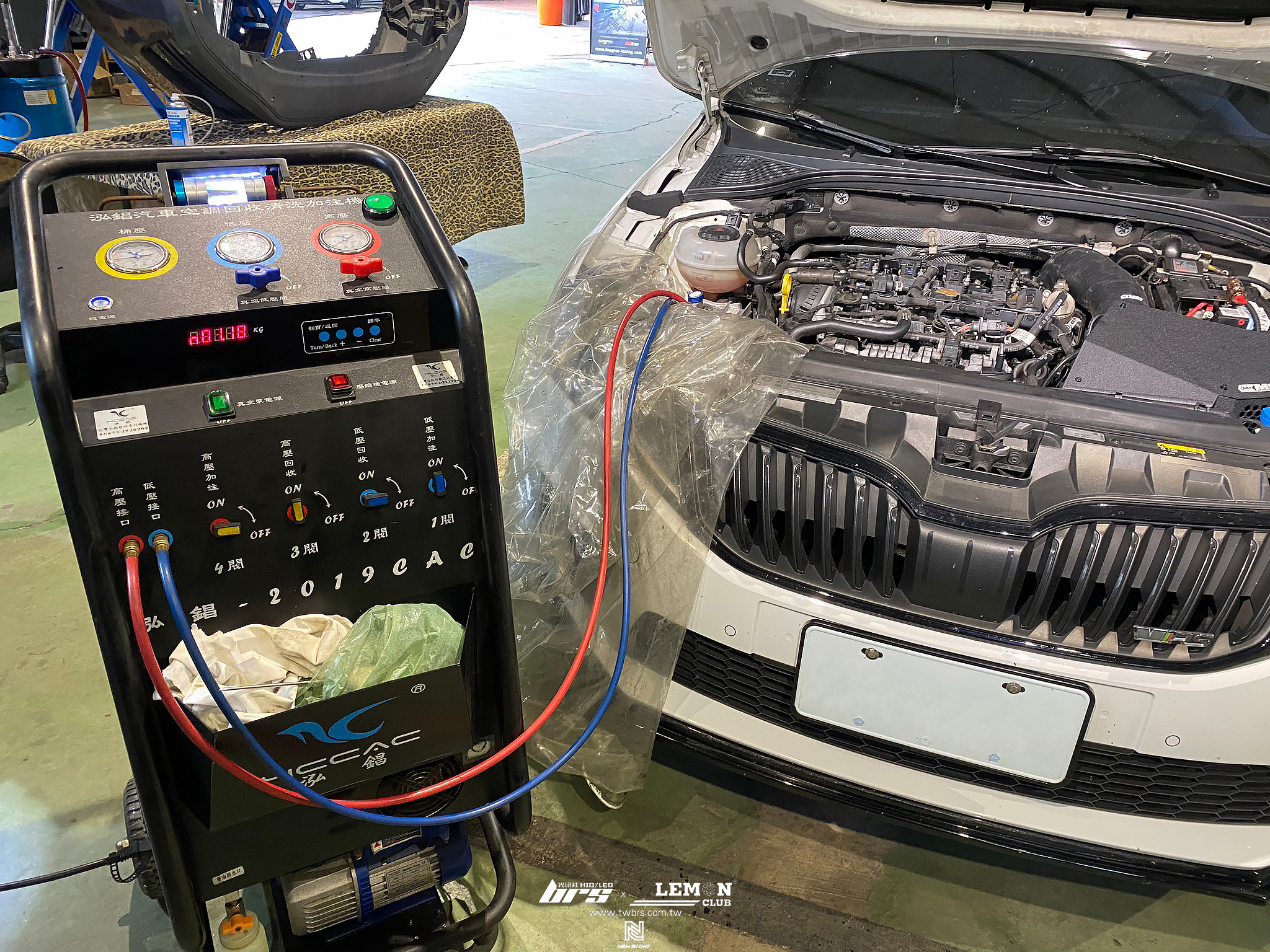 Skoda Octavia 保養(原廠火星塞+原廠外皮帶+杏合醫療級MQB冷氣空調濾芯)+節氣門清洗+蒸發器清洗+冷氣清洗