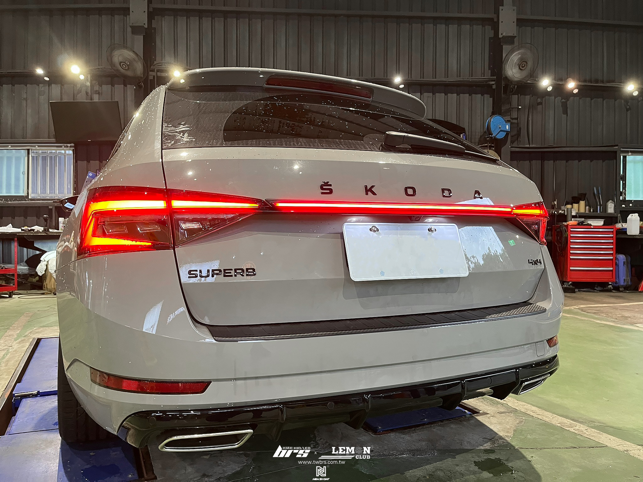 Skoda Superb 安裝 貫穿尾燈