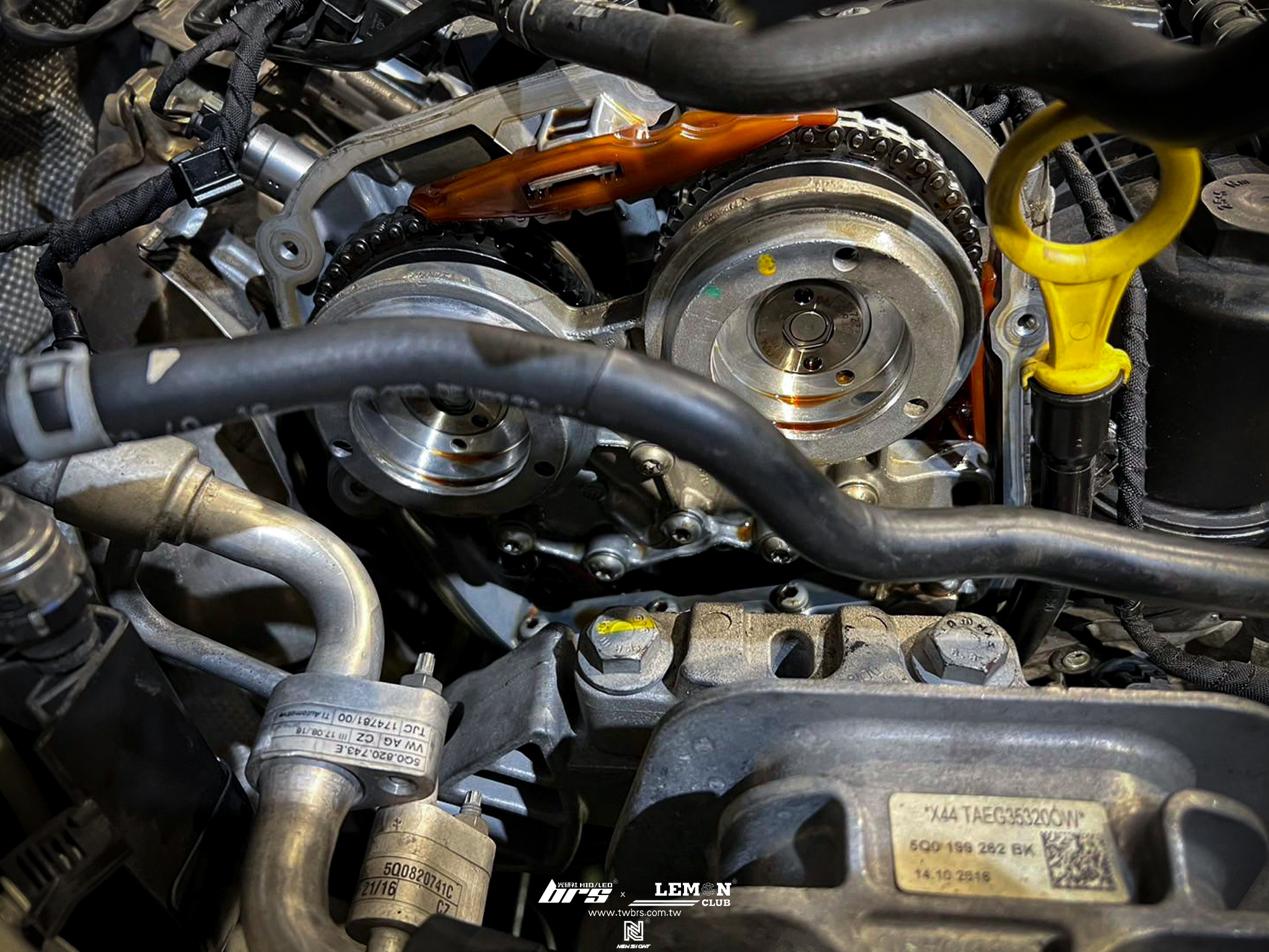 Skoda Octavia 保養 機油芯座墊片+機油冷卻器墊片+接管+節溫器墊片+原廠G12水箱精+冷媒填充+鋁合金正時側蓋+電磁閥墊圈