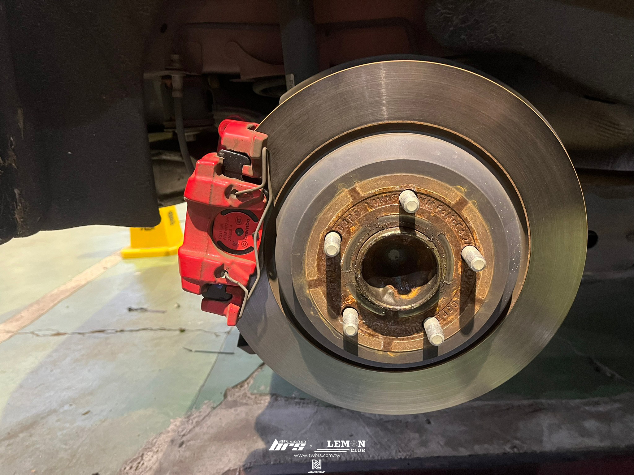 Ford Focus 安裝 Brembo後來令片(紅皮)