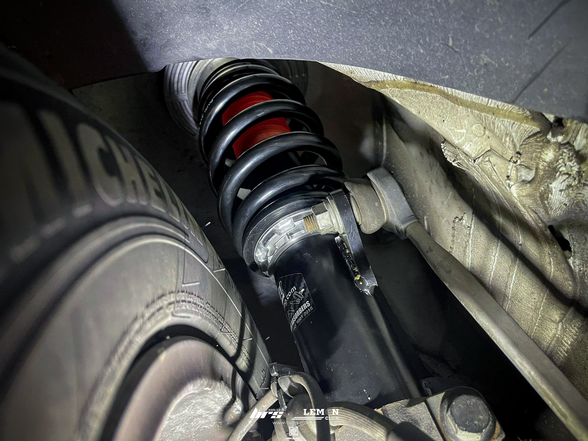 Volkswagen T5 Multivan 安裝 Sportline前中包+前下巴+日行燈+四出式樣後保桿+類ABT側裙+原廠尾翼+6.1式樣尾燈+SF高低軟硬可調避震器