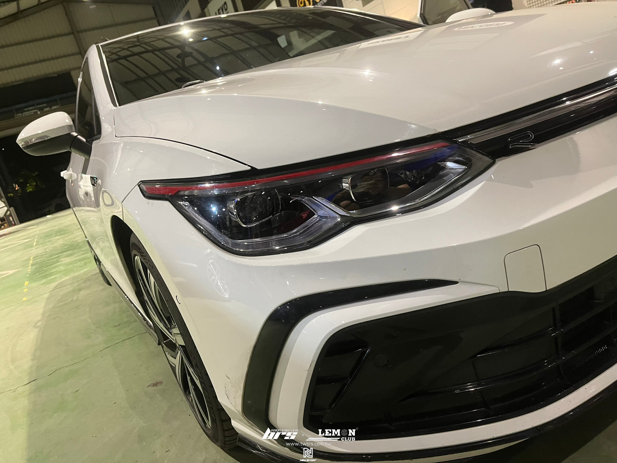 Volkswagen Golf 8 安裝 保桿防跳石網+原廠矩陣LED大燈總成