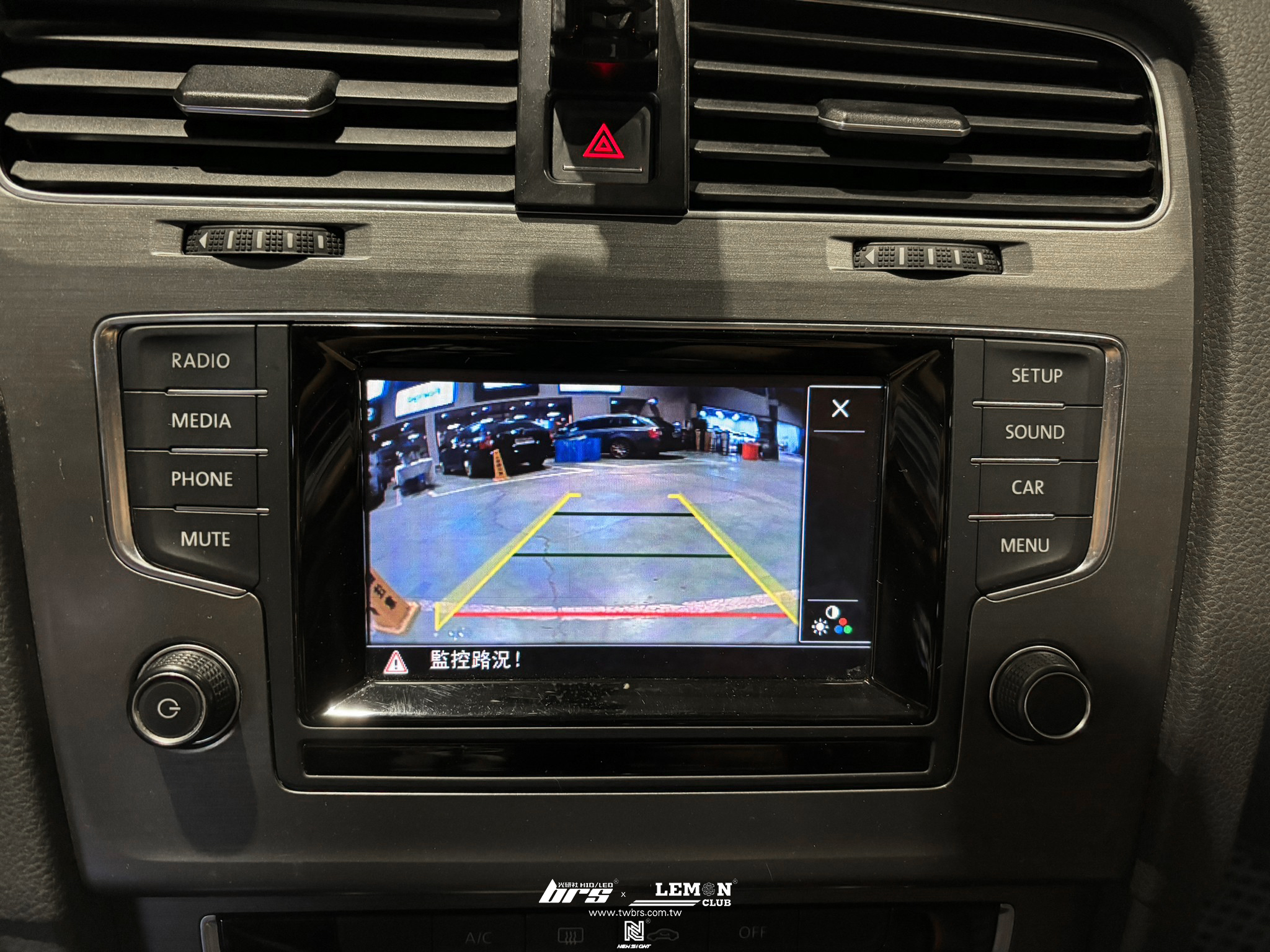 Volkswagen Golf 7 安裝 倒車翻蓋鏡頭-軌跡版