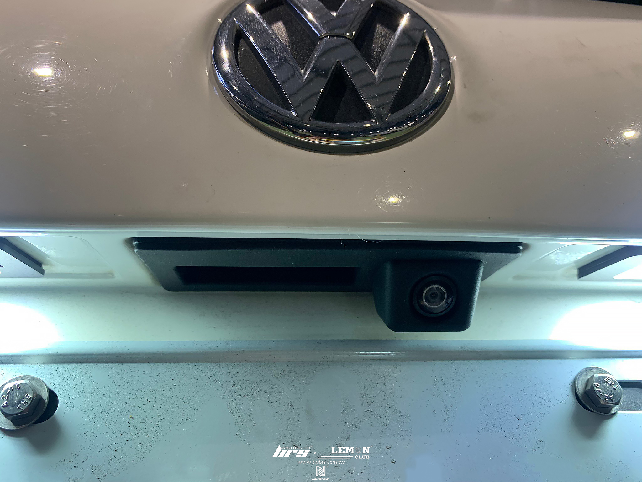 Volkswagen Golf 6 安裝 把手式倒車顯影鏡頭(無軌跡版)