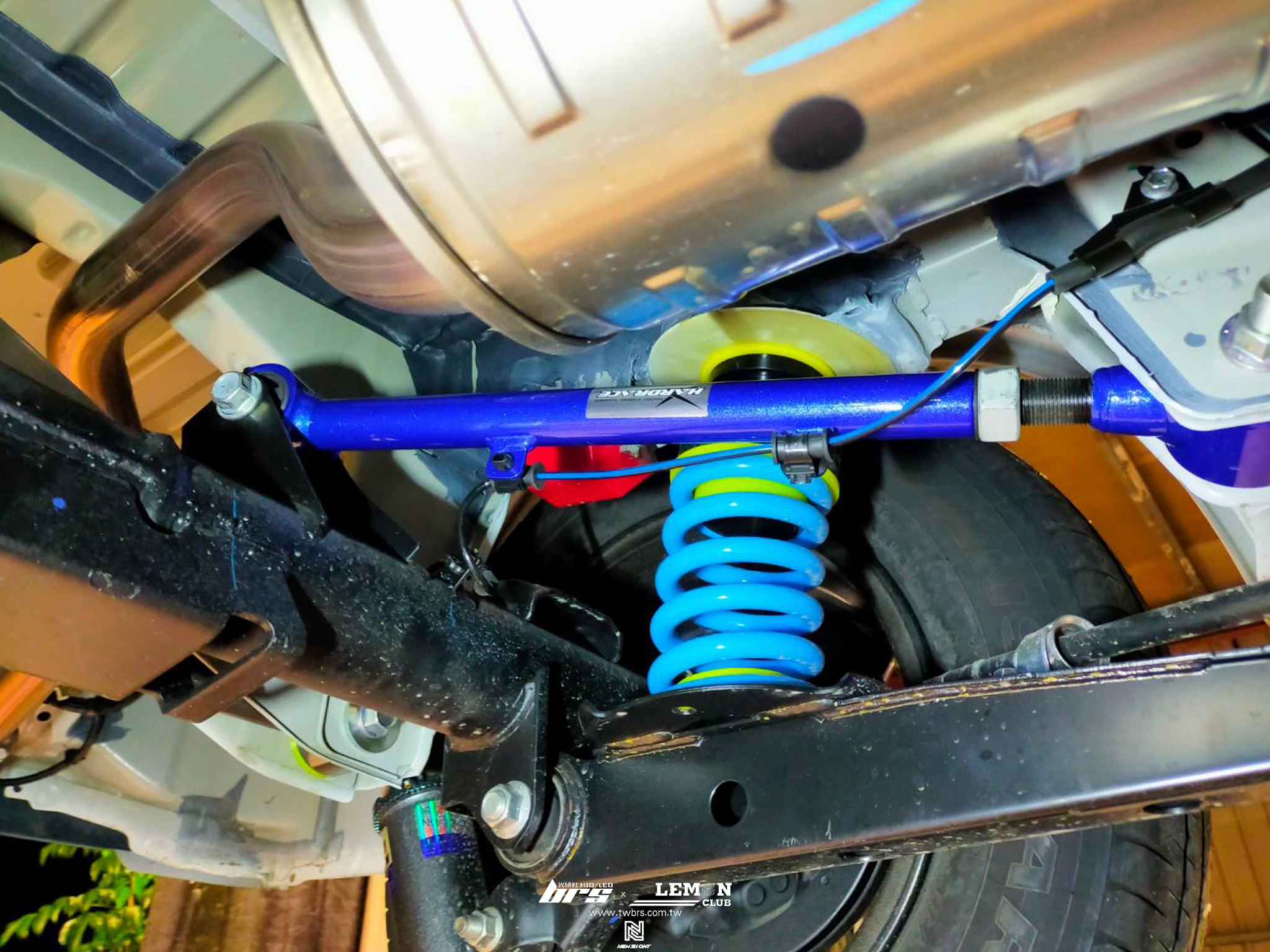 Toyota Town Ace 安裝 HARDRACE 後上拉桿+四輪定位