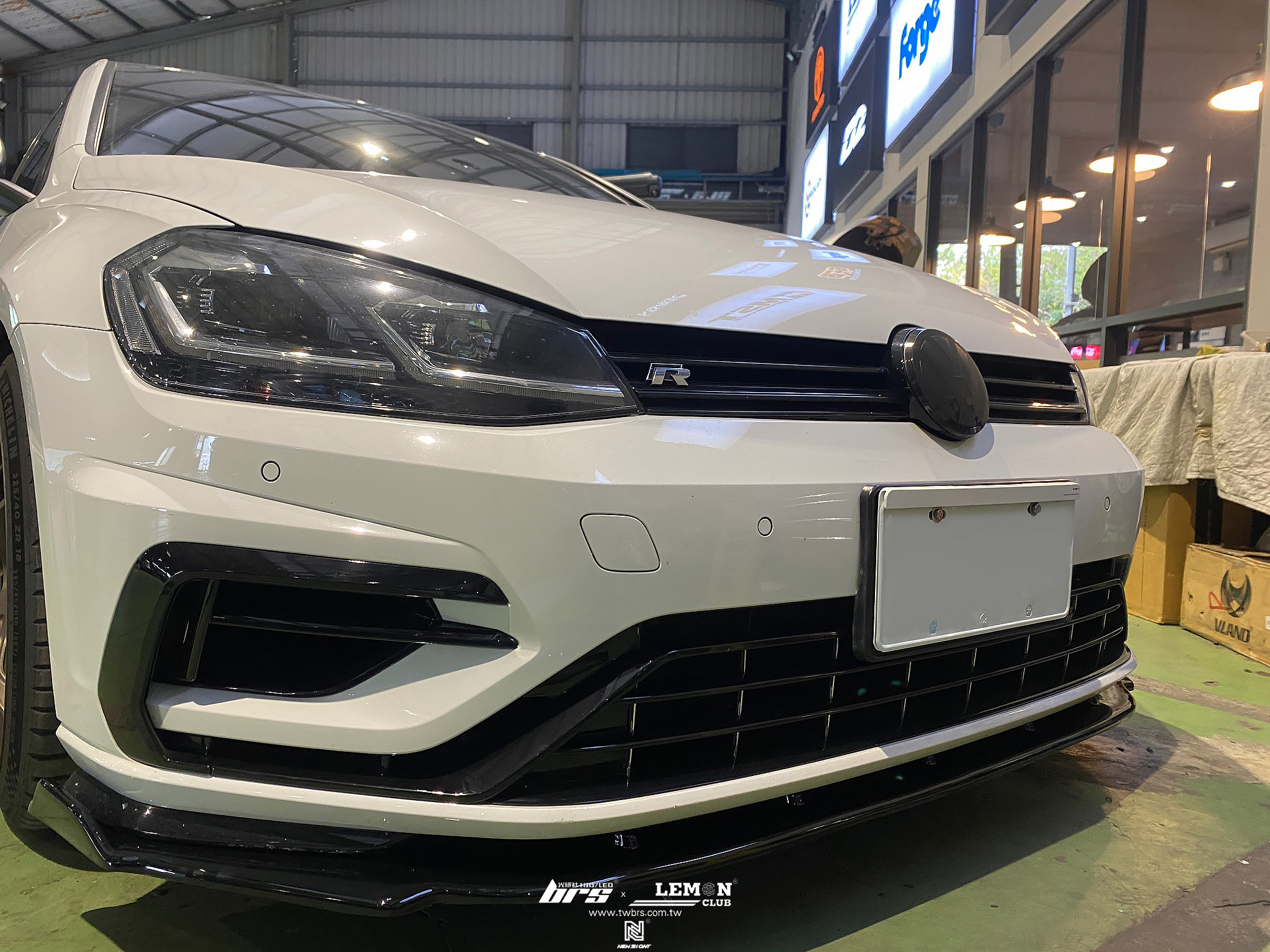 Volkswagen Golf 7.5 安裝 R類MAX 7.5R-FD1前下巴
