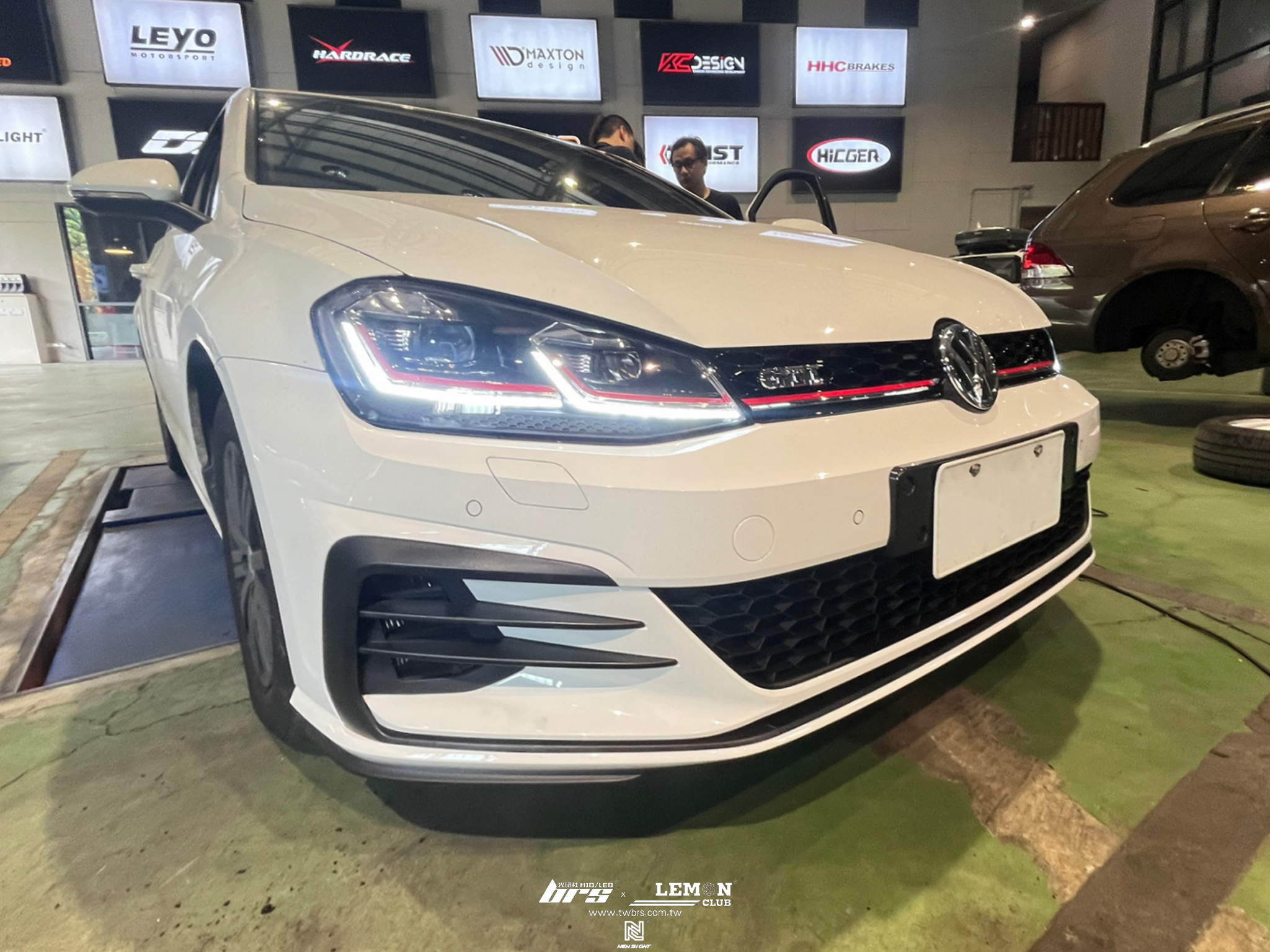 Volkswagen Golf 7 安裝 前保桿+7改7.5紅線魚眼大燈總成