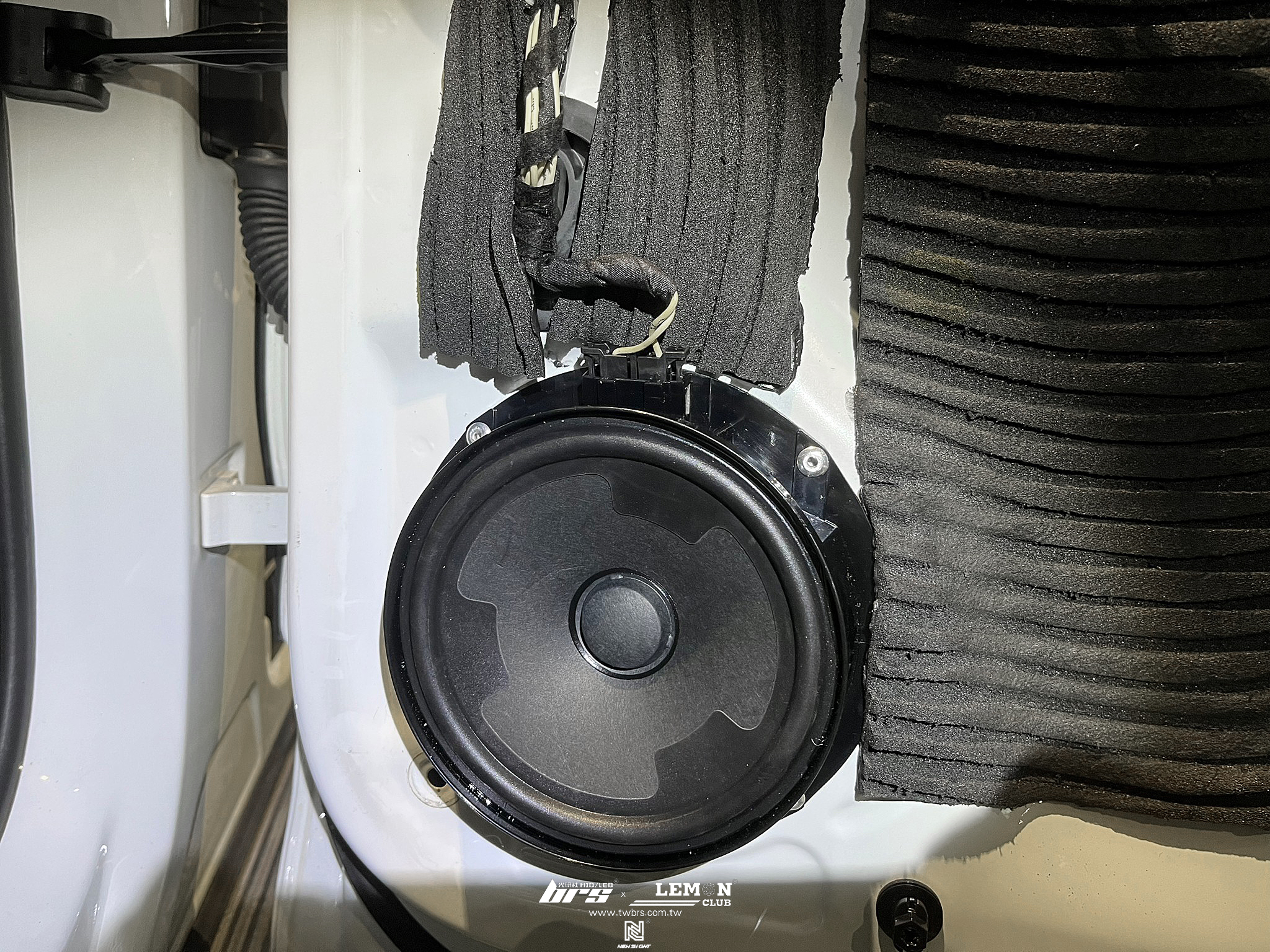 Volkswagen Tiguan 安裝 右後低音喇叭