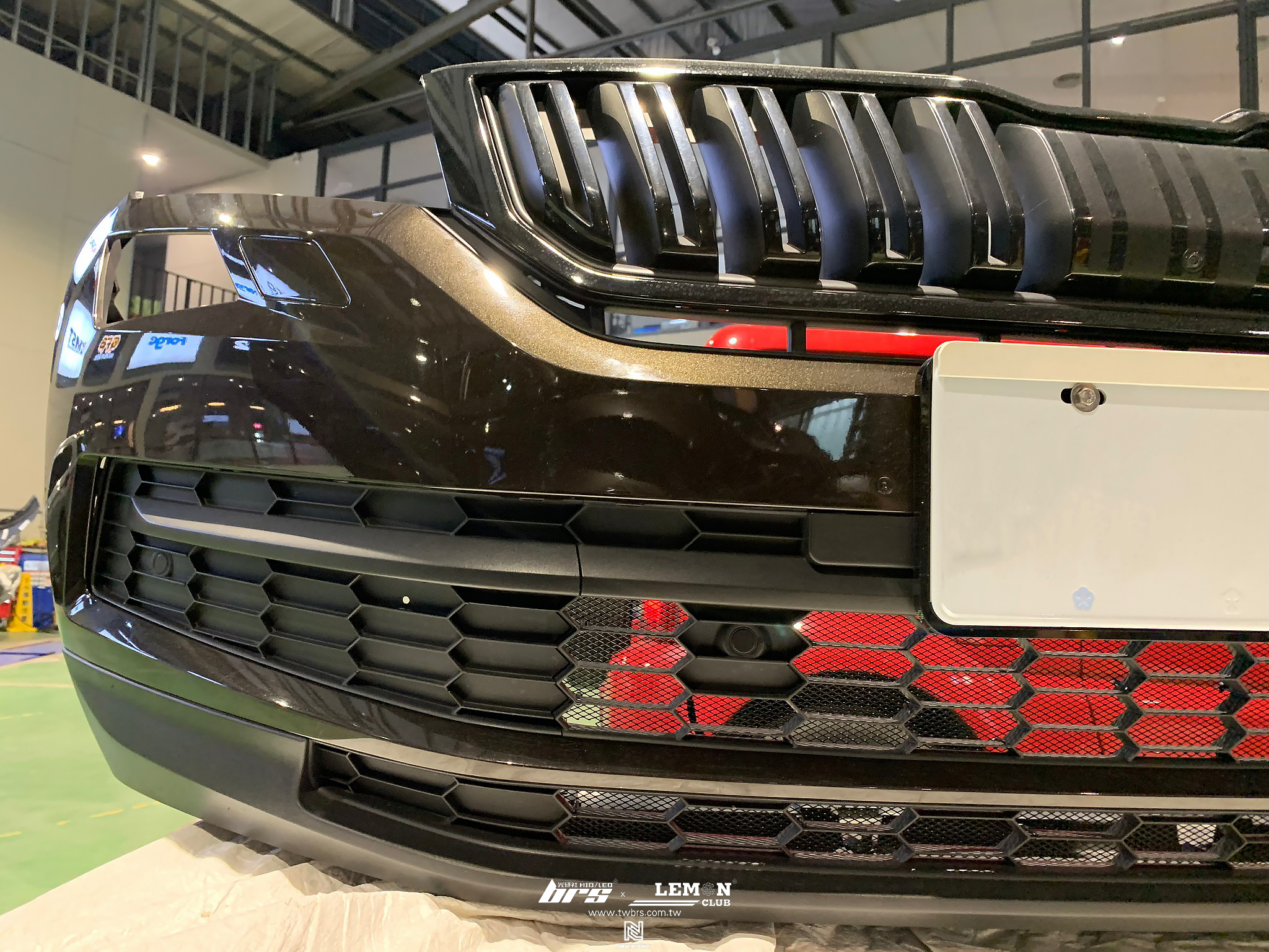 Skoda Kodiaq 安裝 車道保持系統(免換玻璃)+跳石網+四門浪板更換+後視鏡開關更換