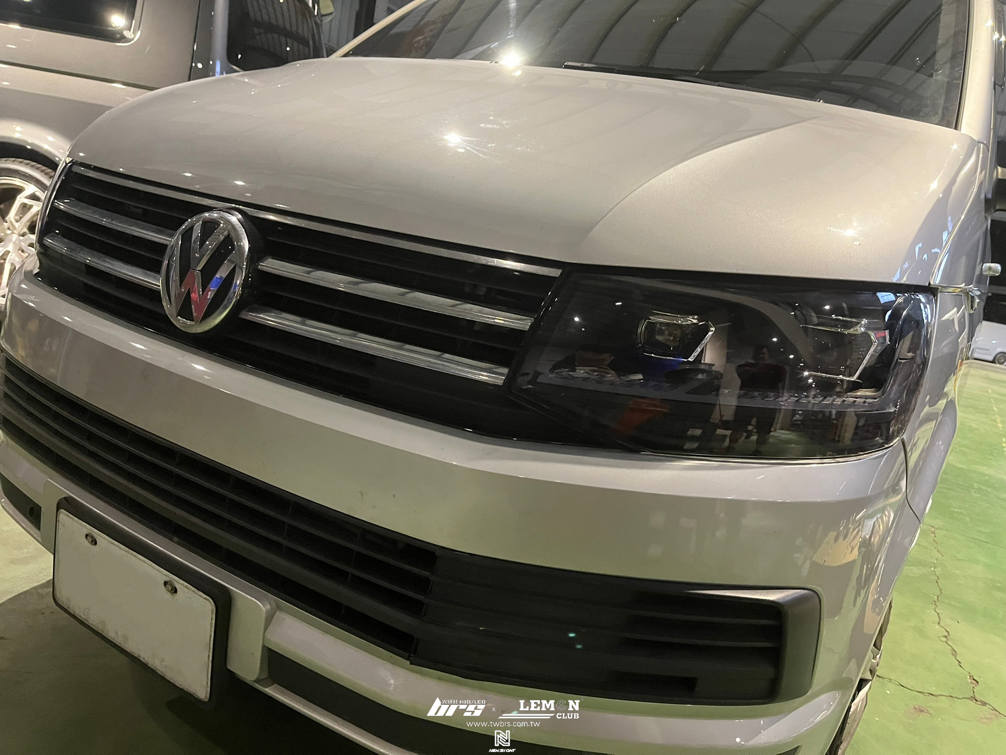 Volkswagen T6 安裝 T6.1式樣魚眼大燈總成