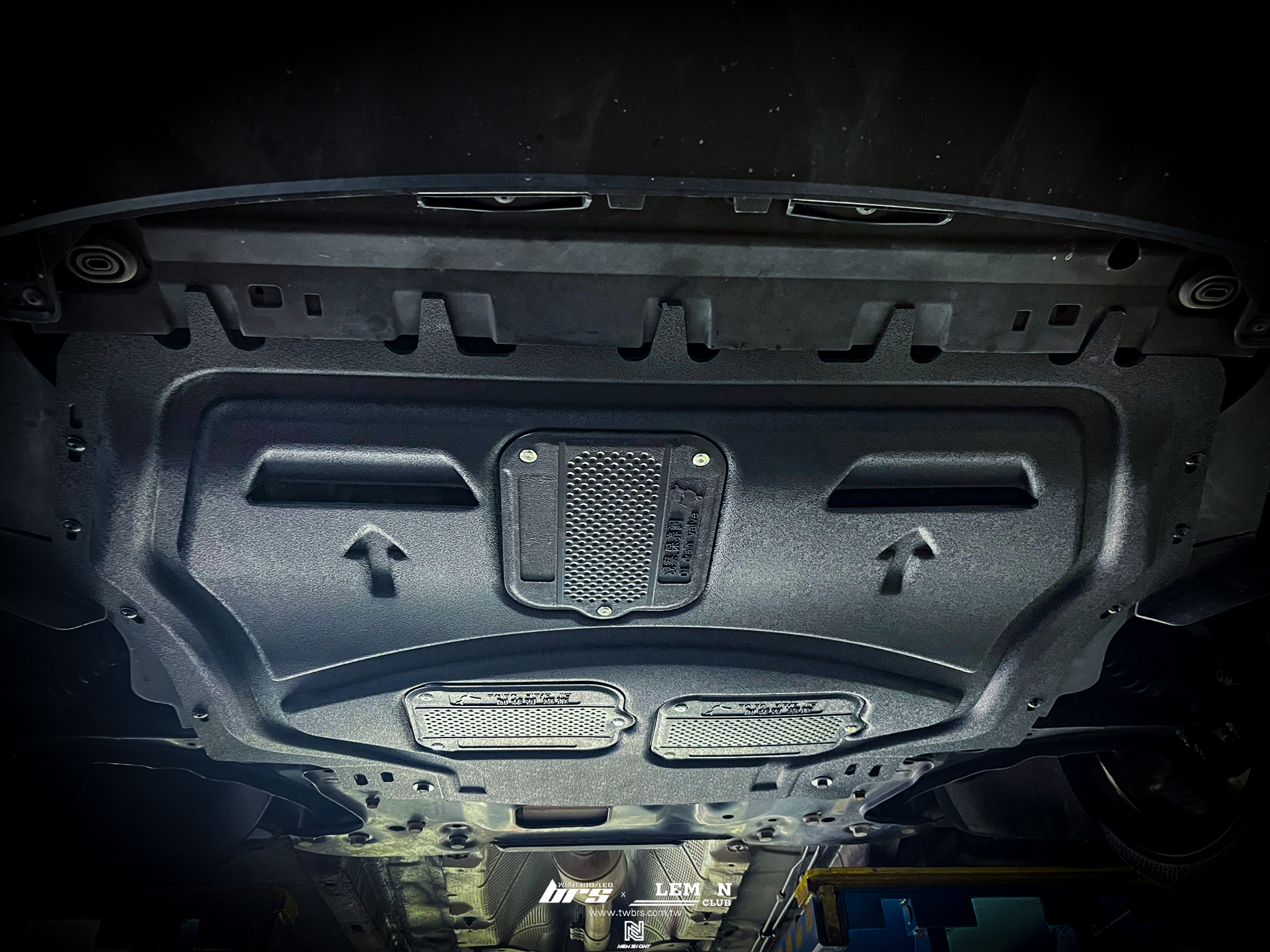 Volkswagen Caddy 保養 德國Rheinol萊茵機油5W30更換+原廠機油芯更換+原廠洩油螺絲+墊片更換+前下護板+雨刷馬達