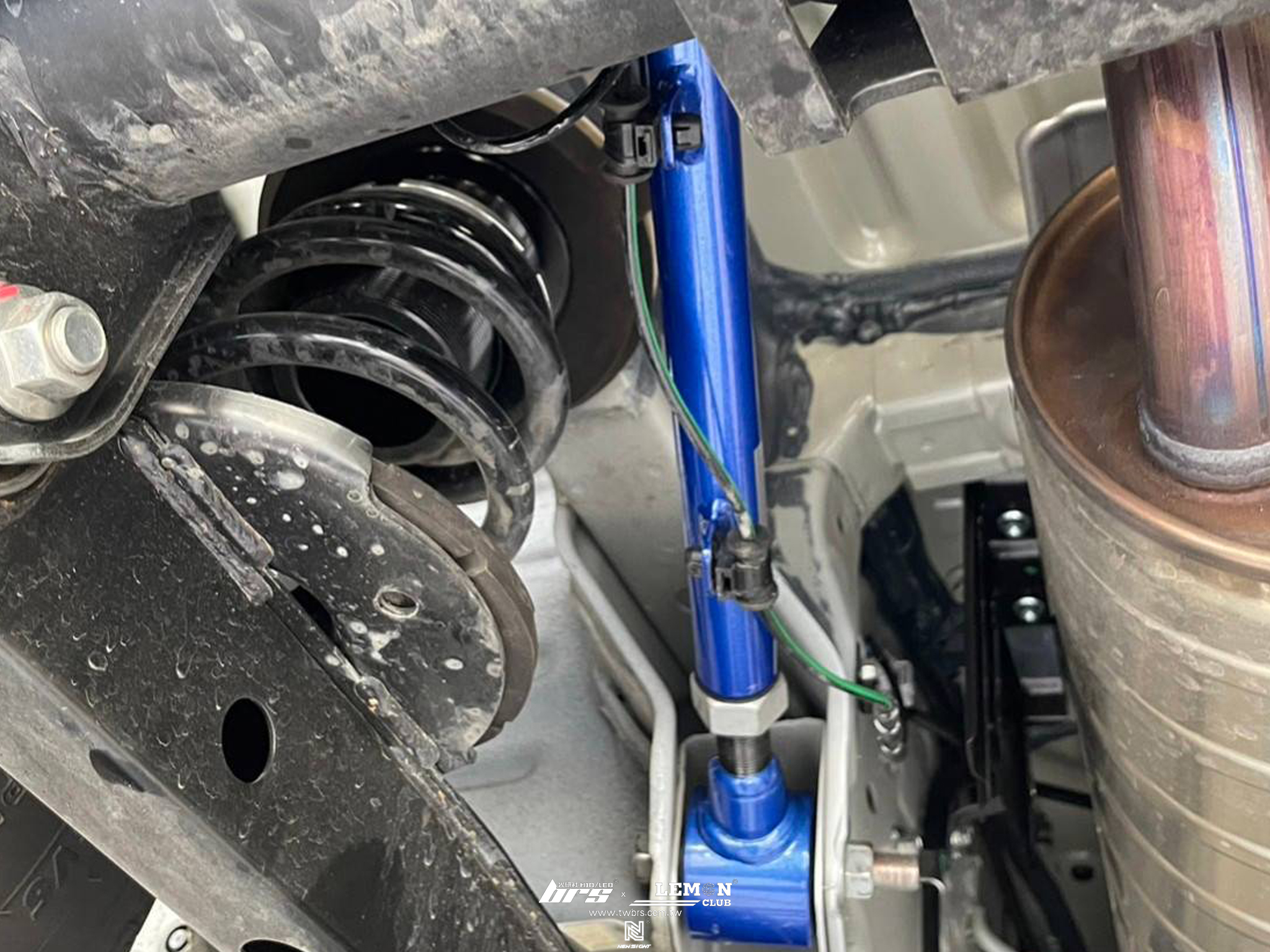 Toyota Town Ace 安裝 HARDRACE 後彈簧緩衝墊+HARDRACE 後上拉桿