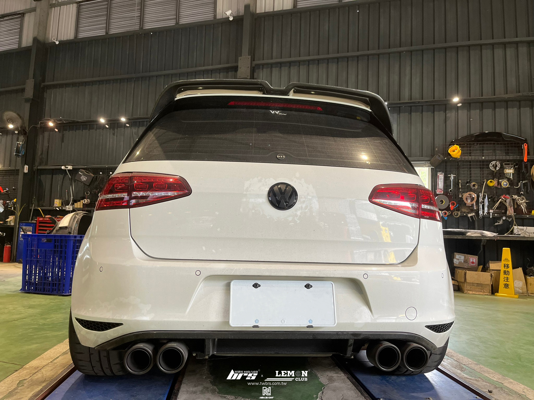 Volkswagen Golf 7 GTI 安裝 亮黑蜂巢反光片+前黑標+後黑標