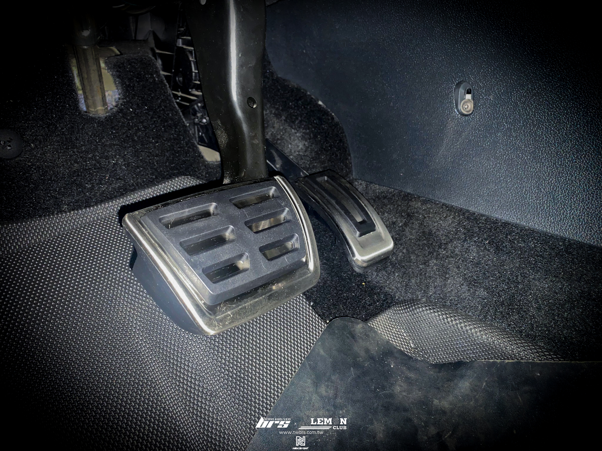 Skoda Kodiaq 安裝 車內T10-5050-13晶LED白光燈泡+MQB鋁合金踏板(兩件式)+原廠多功能方向盤滾輪+後座USB充電座+迎賓照地燈