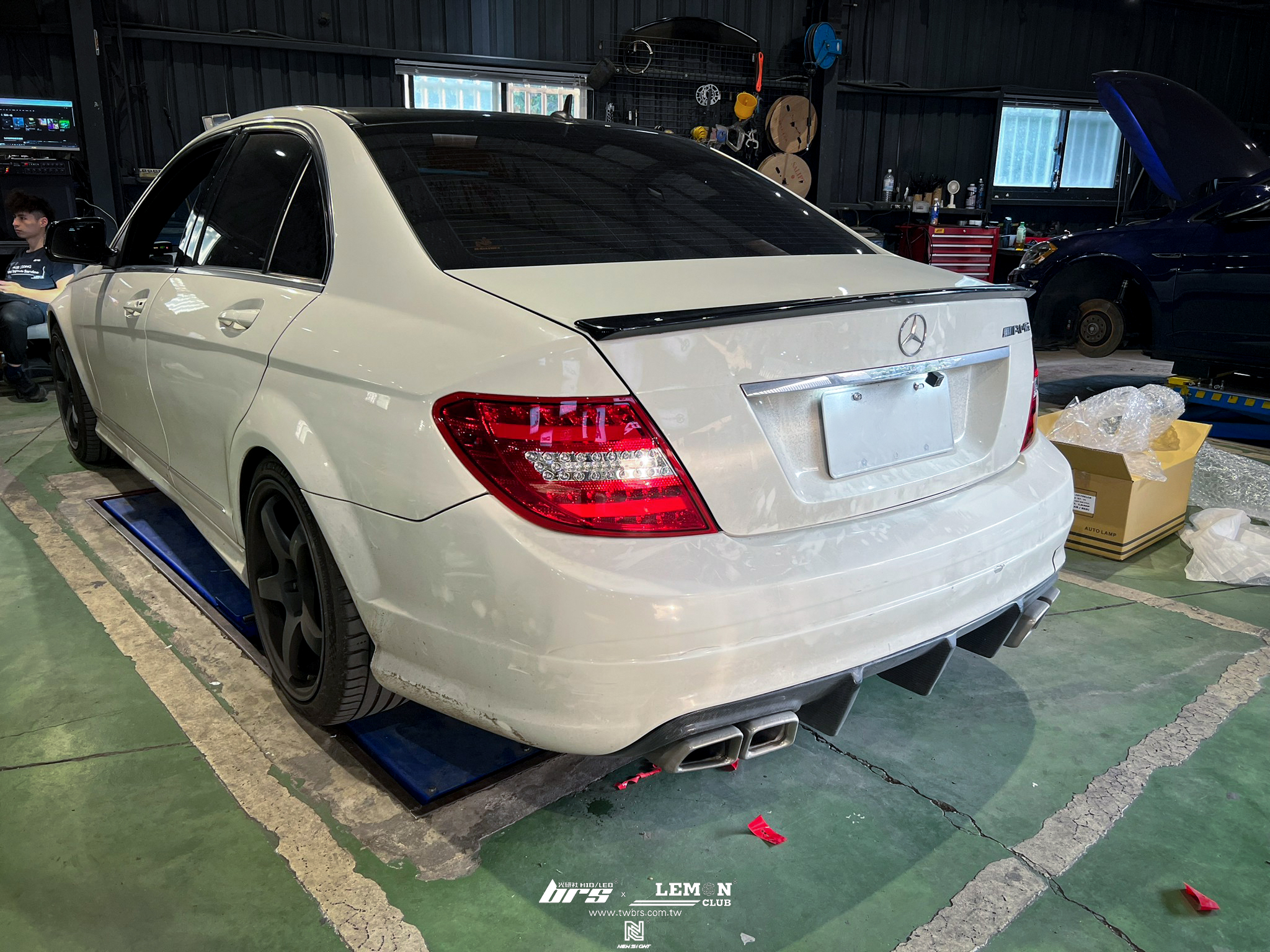 Benz W204 安裝 四門前期導光LED尾燈