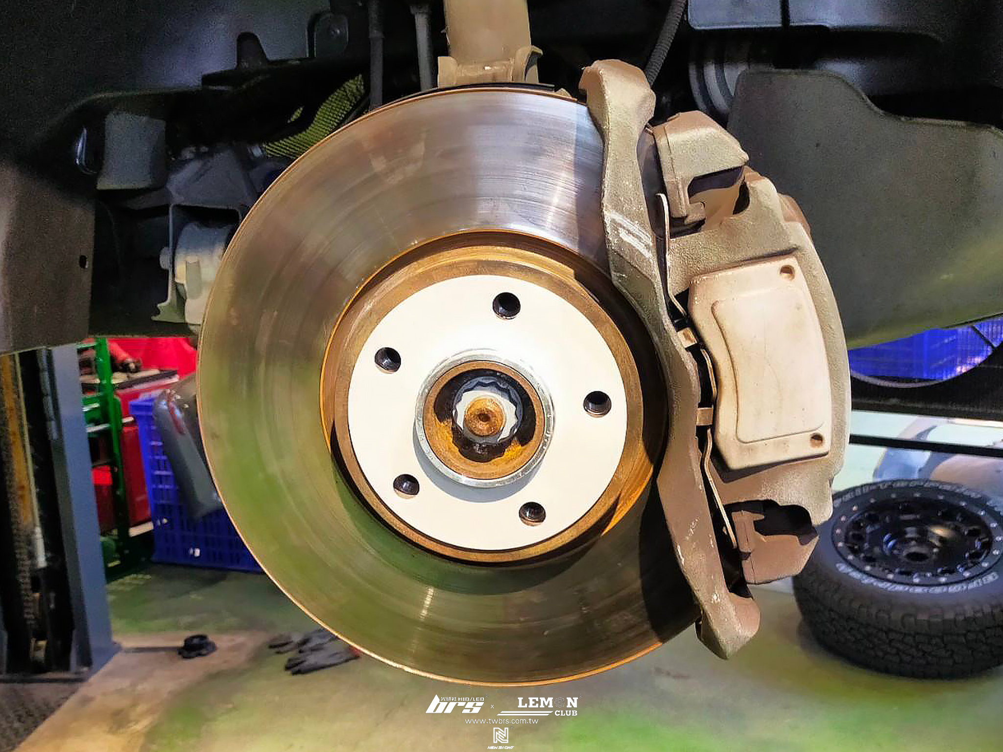 Volkswagen T6 Multivan 安裝 右前內龜擋泥板塞子+霧燈孔蓋維修+輪軸墊片+BUS-BOXX尾門椅包