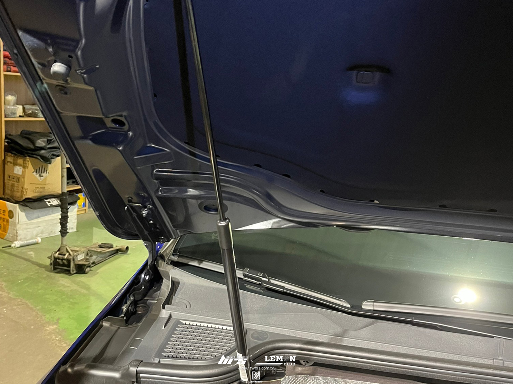 Volkswagen Golf 8 R 安裝 引擎蓋油壓撐桿