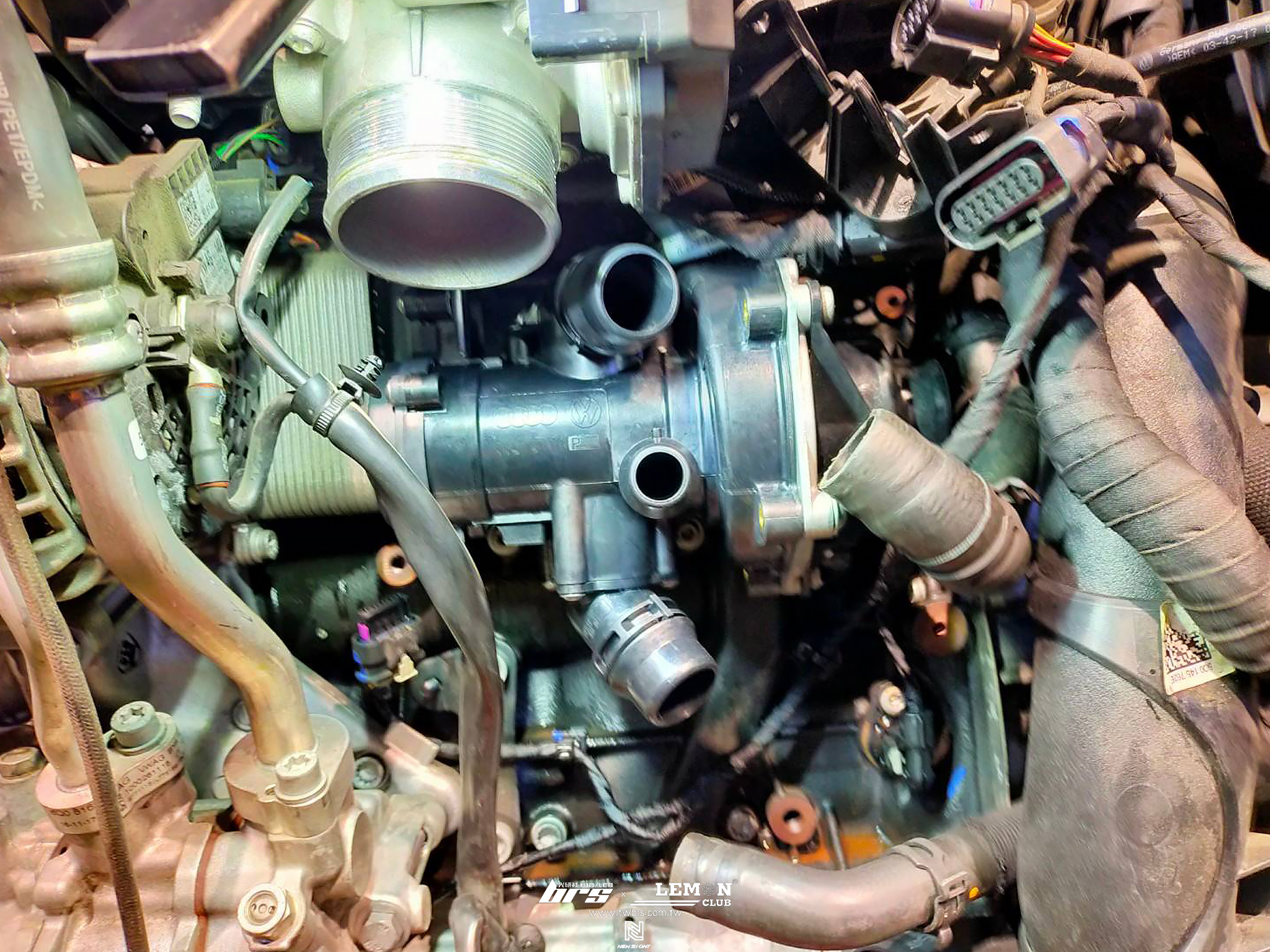 Skoda Superb 安裝 節溫器+水泵浦總成+短水管+EA888鋁合金正時側蓋+原廠卡鉗