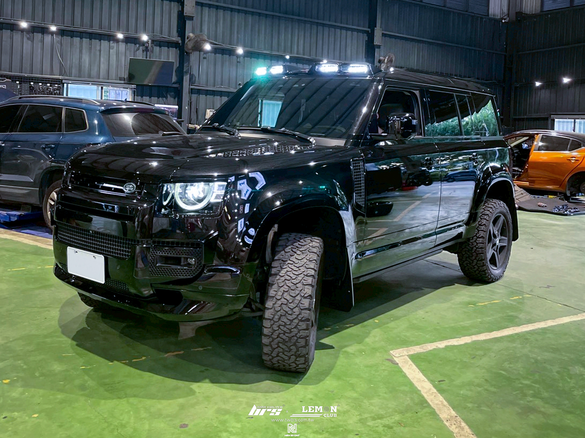 Land Rover Defender 110 安裝 前2CM輪距墊片+後3CM輪距墊片+專用四眼頂燈+亮黑備胎蓋