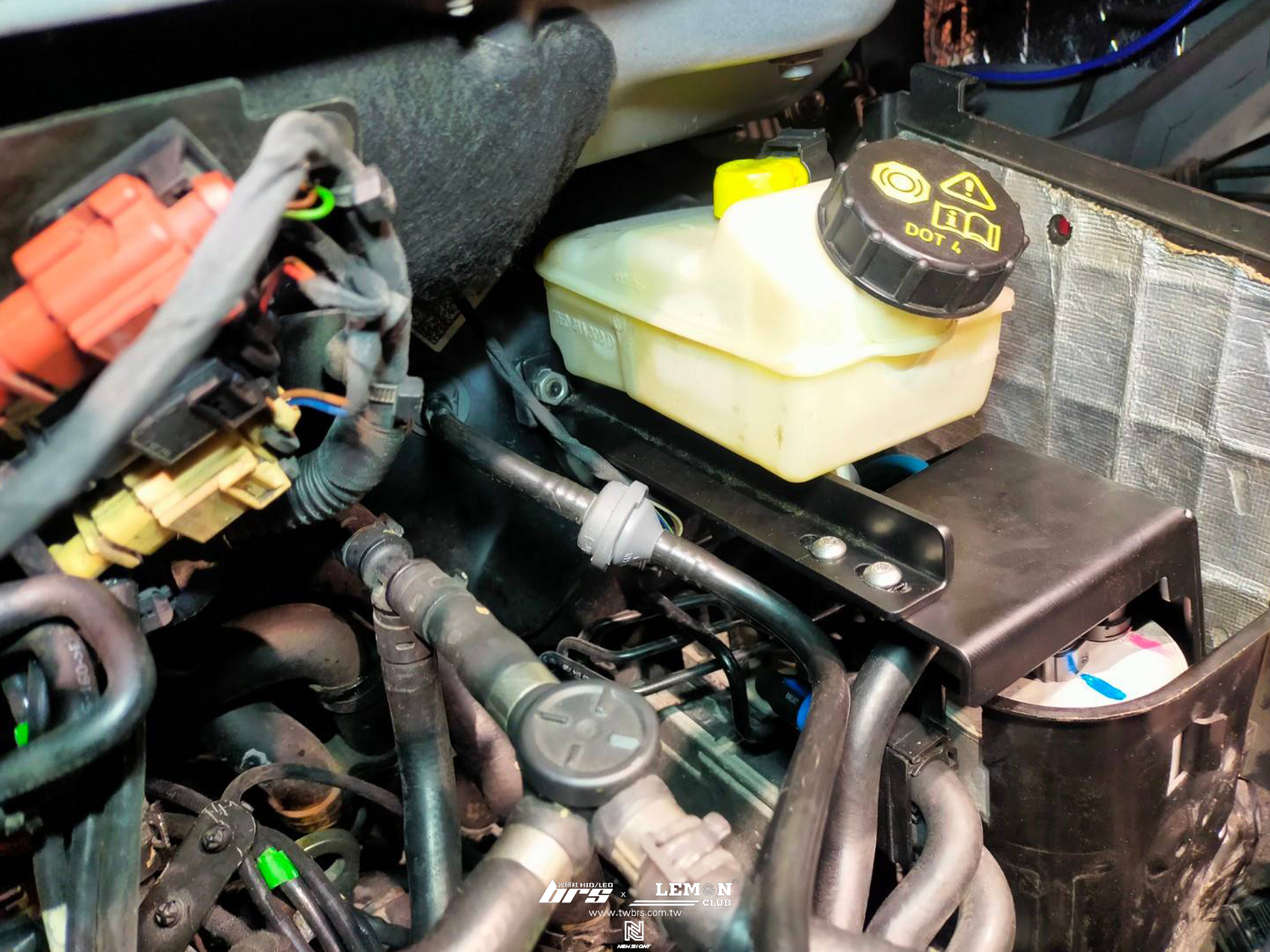 Volkswagen T6 保養 渦輪維修整新+德國Rheinol萊茵機油5W30+原廠機油芯+征服者行車安全測速器+駐車暖氣+右前車門膠條更換+動力泵浦更換+加大渦輪中冷氣+煞車總泵頂桿