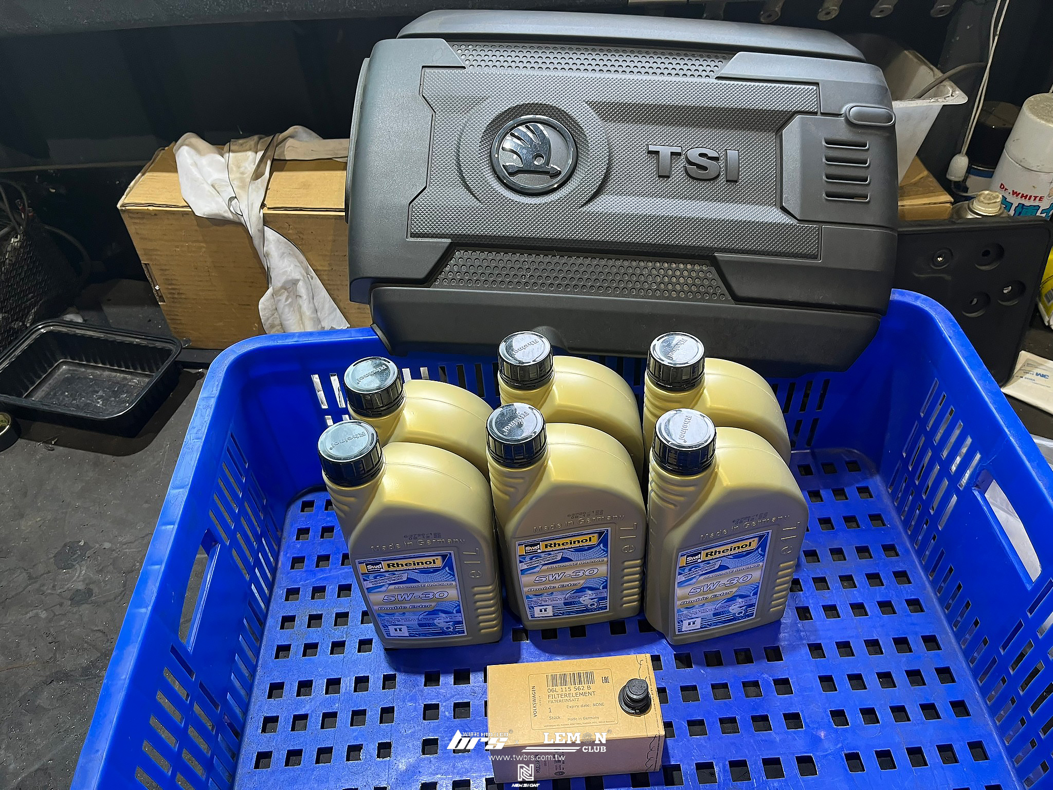 Skoda Superb 保養(萊茵機油5W30+原廠機油芯+原廠洩油螺絲+墊片)