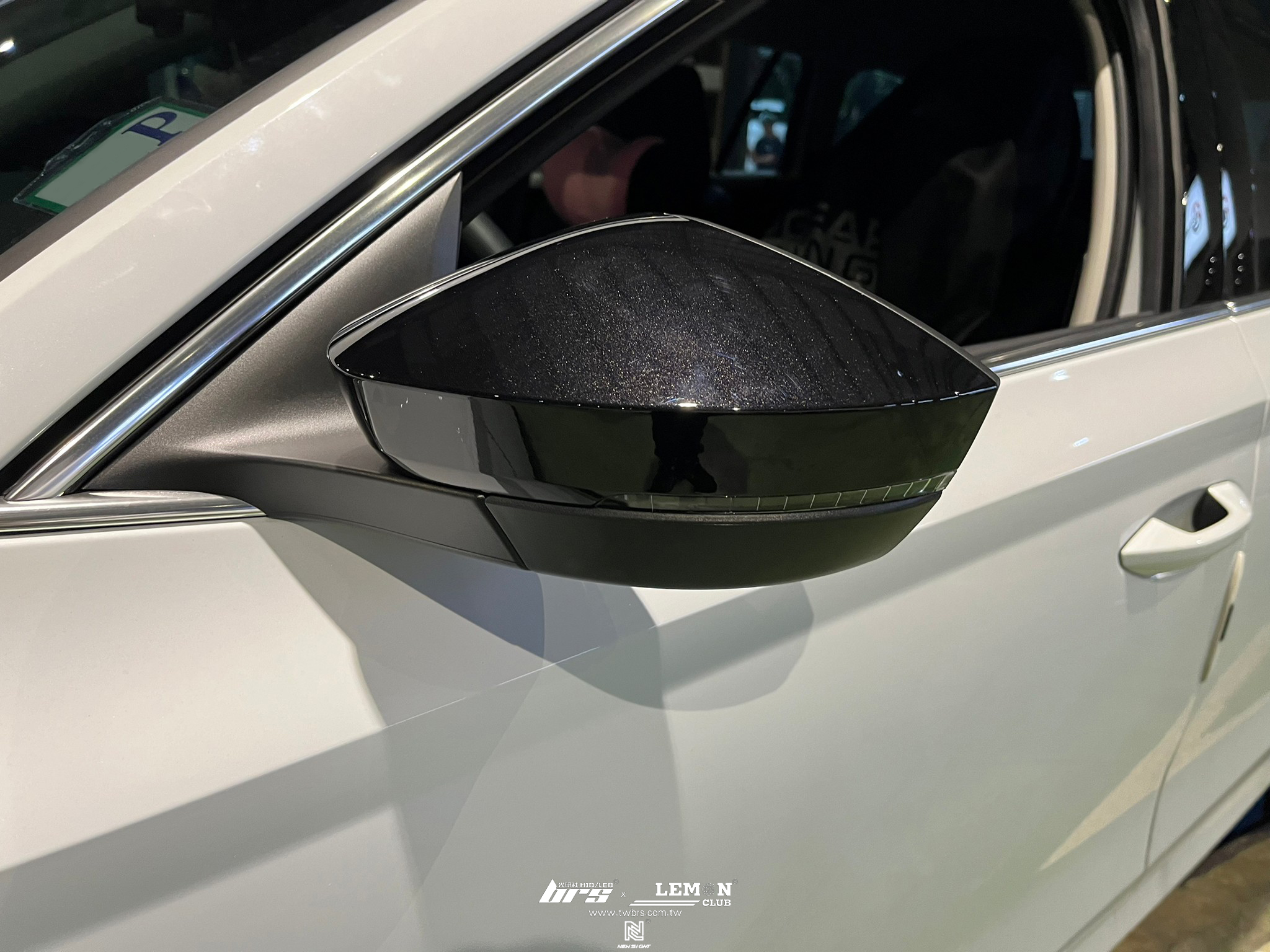 Skoda Octavia 安裝 L邊後視鏡片+亮黑盲點後視鏡蓋