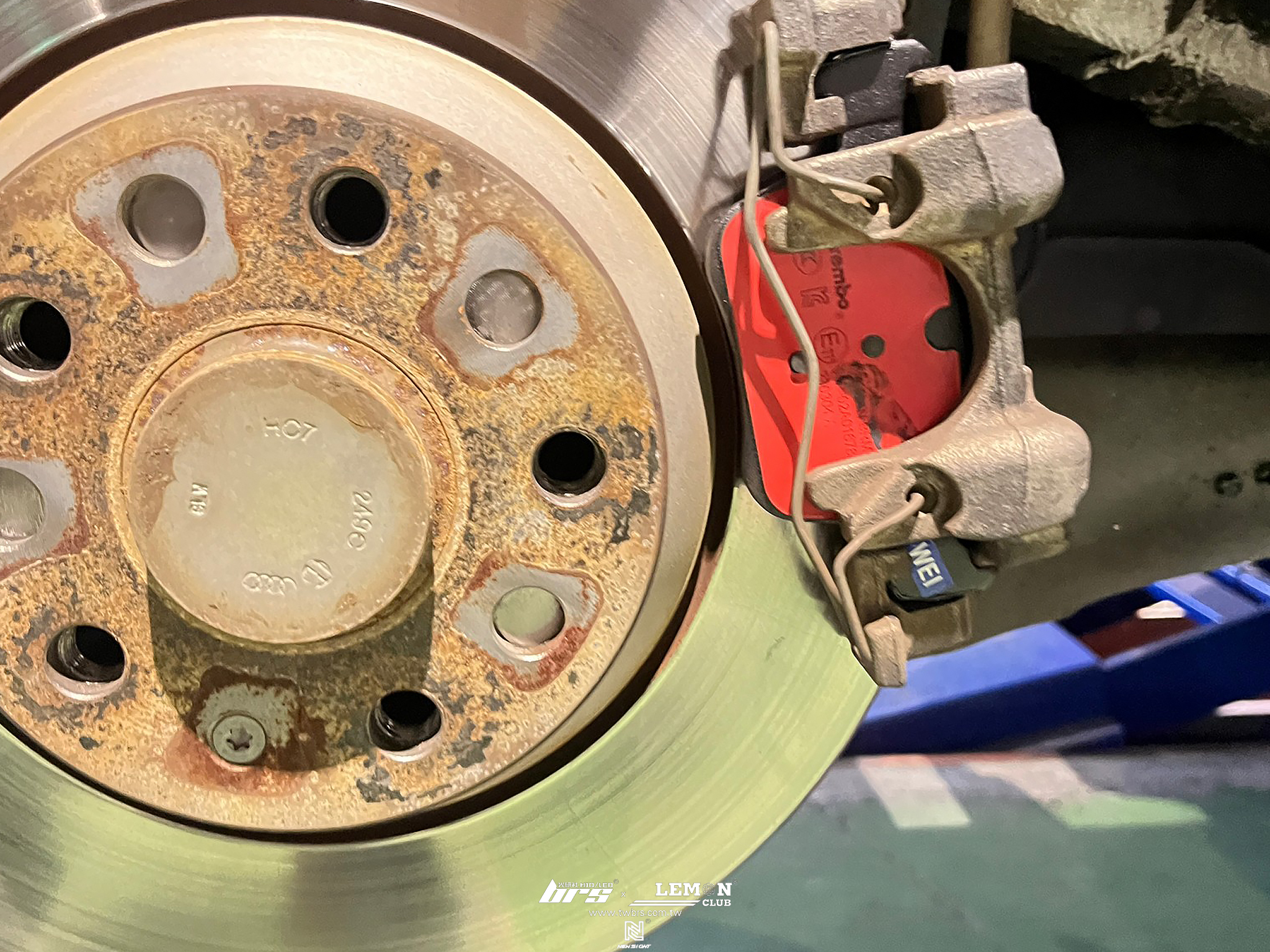 Skoda Superb 安裝 Brembo 後Brembo來令片(紅皮)