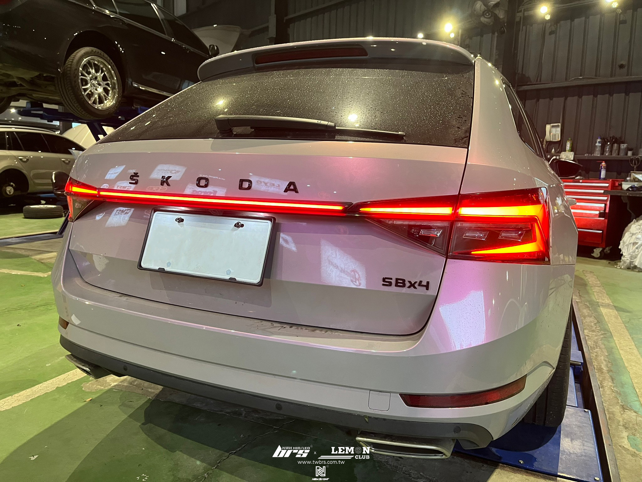 Skoda Superb 安裝 貫穿尾燈