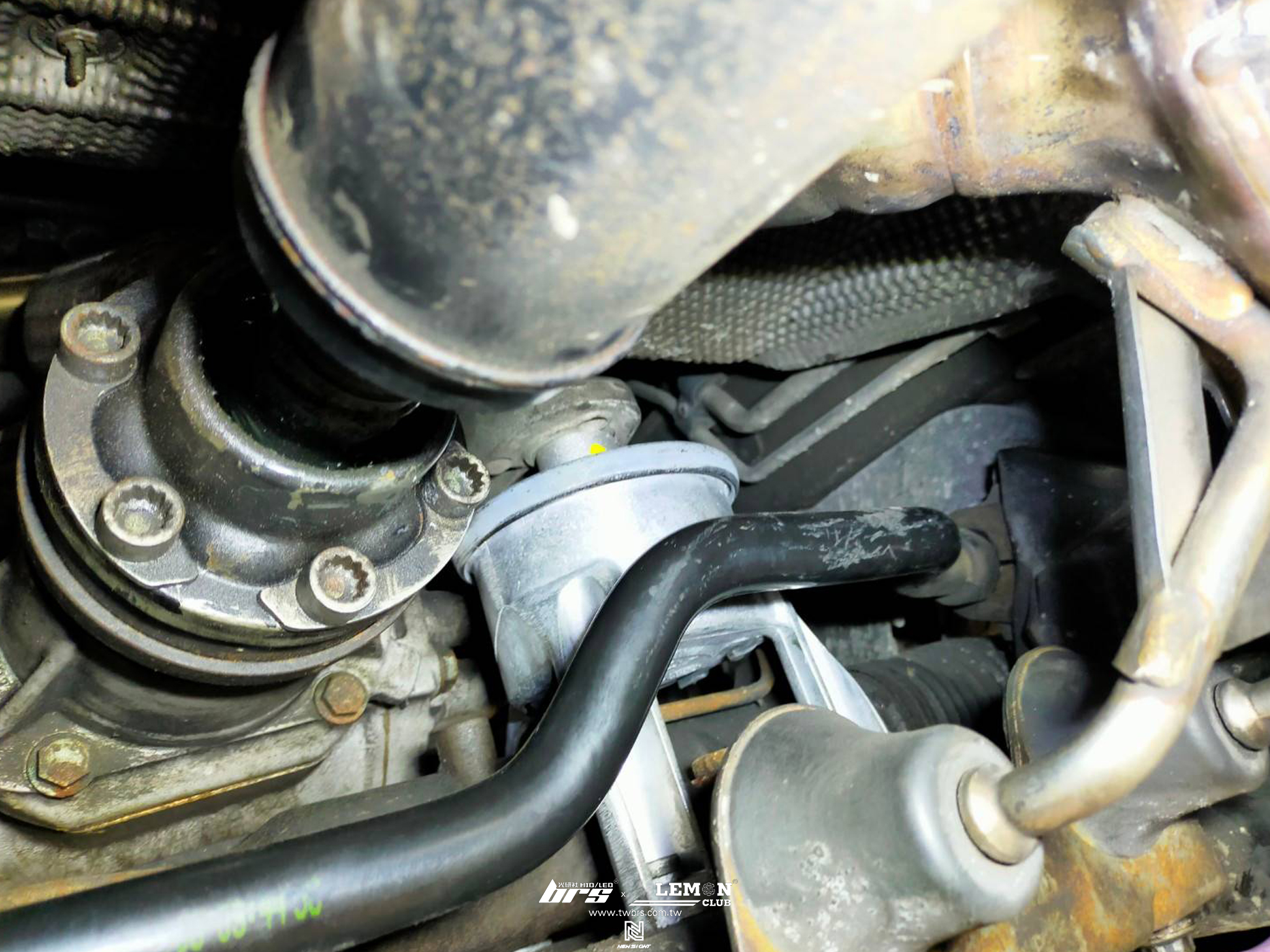 Volkswagen T5 2.5 TDI 安裝 後引擎腳更換