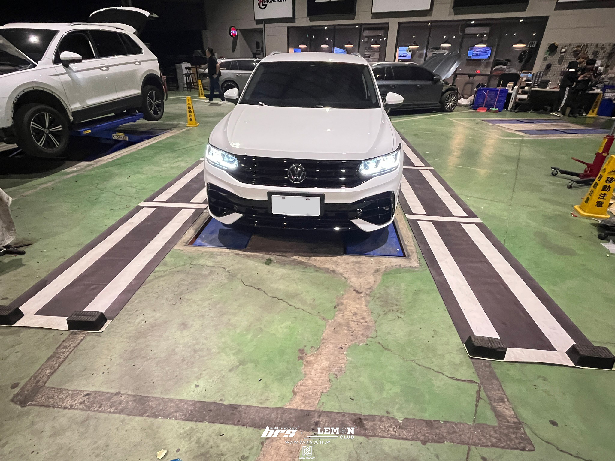 Volkswagen New Tiguan 安裝 R前保桿+R-Line原廠前輪弧+21年式水箱罩RL標+R-Line葉子板側標+原廠亮黑水箱罩+R-Line車門飾板+環景校正