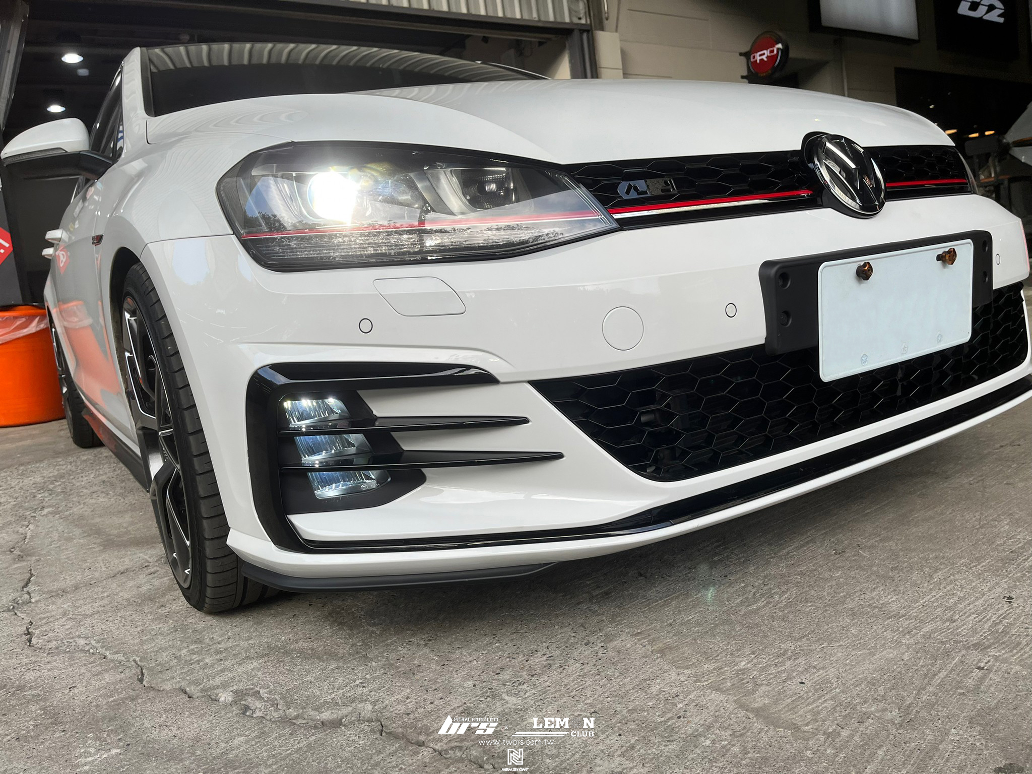 Volkswagen Golf 7 安裝 7改7.5GTI樣式前保桿+夜色套件