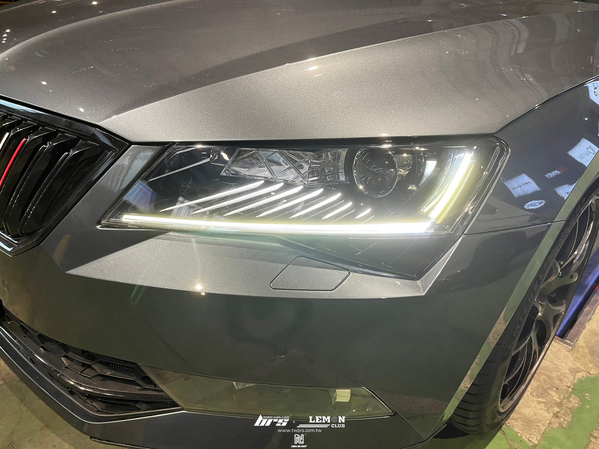 Skoda Superb 安裝 保桿防跳石網+DLA魚眼大燈總成