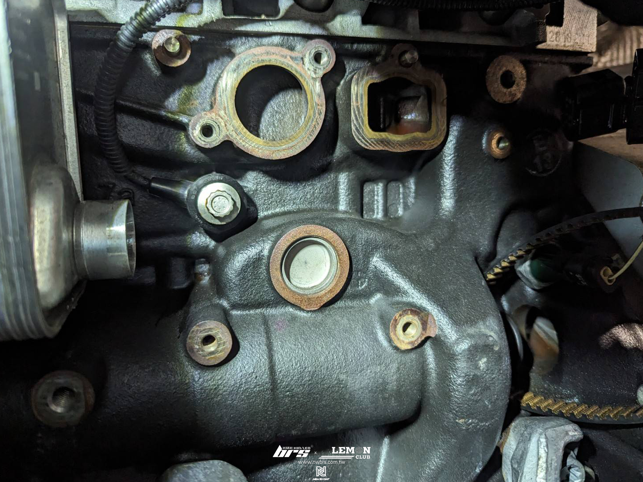 Porsche Macan 保養(水泵浦更換+節溫器更換+水箱回水管更換)