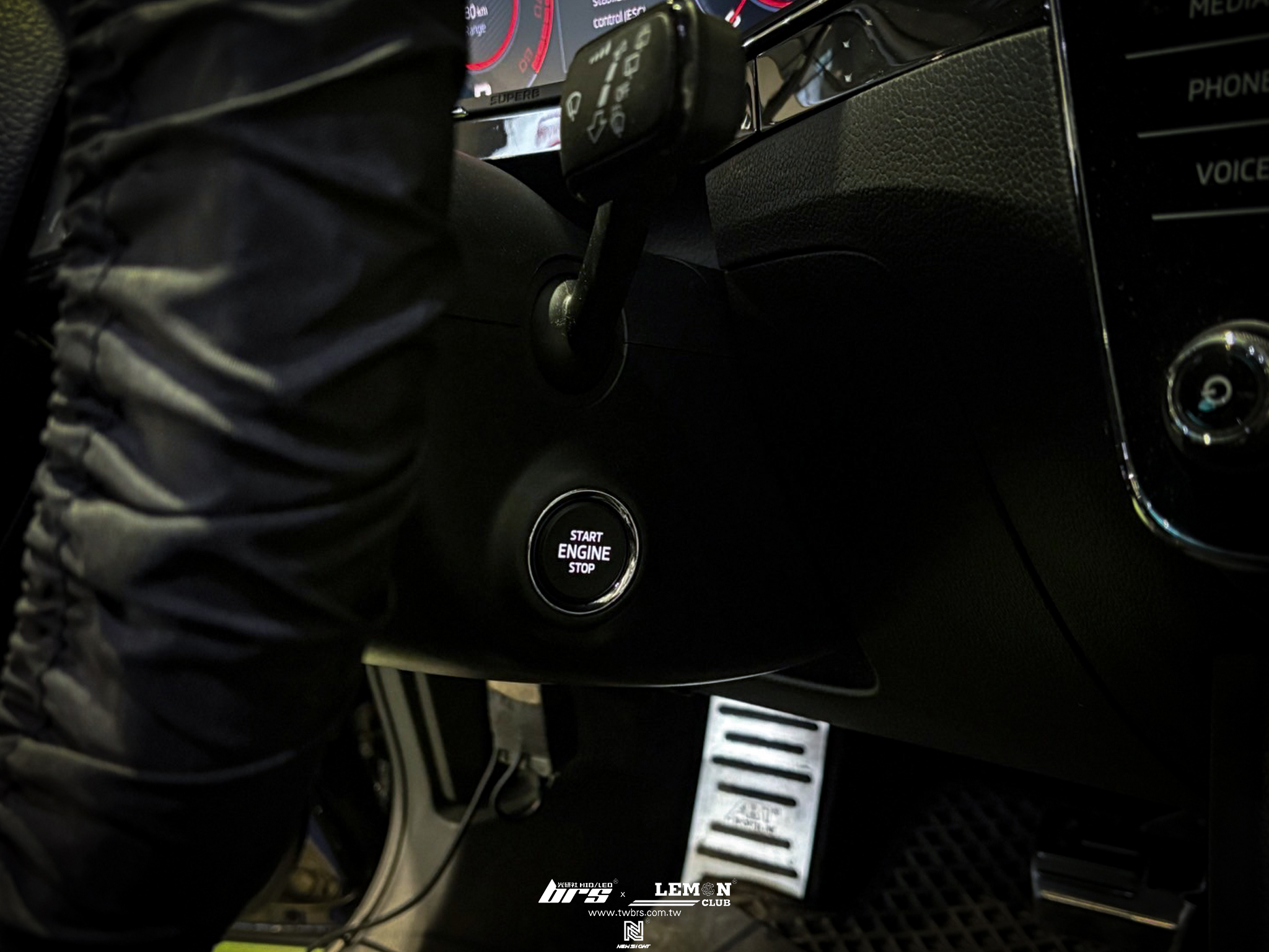 Skoda Superb 安裝 右前輪速感知器更換+原廠白光啟動開關+德國VARTA LN3 70AH電瓶更換