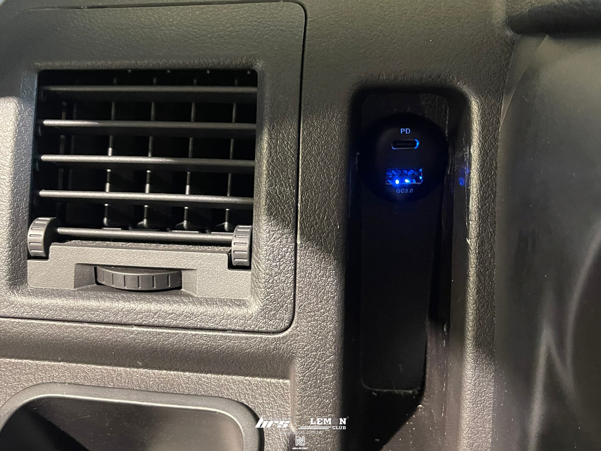 Toyota Town Ace 安裝 圓形PQ充電器+方形PQ充電器