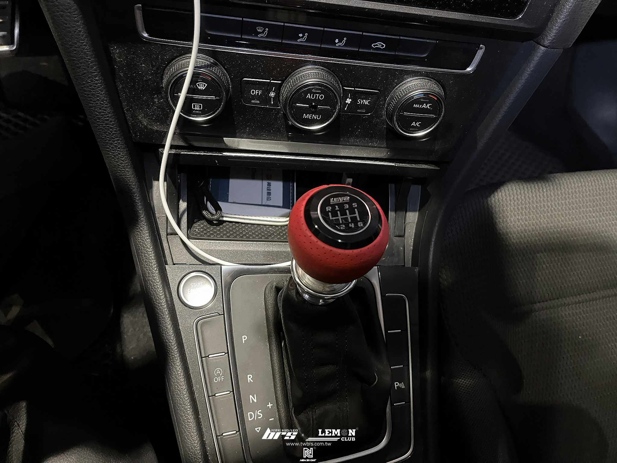 Volkswagen Golf 7 安裝 Leyo紅色排檔頭+前黑標