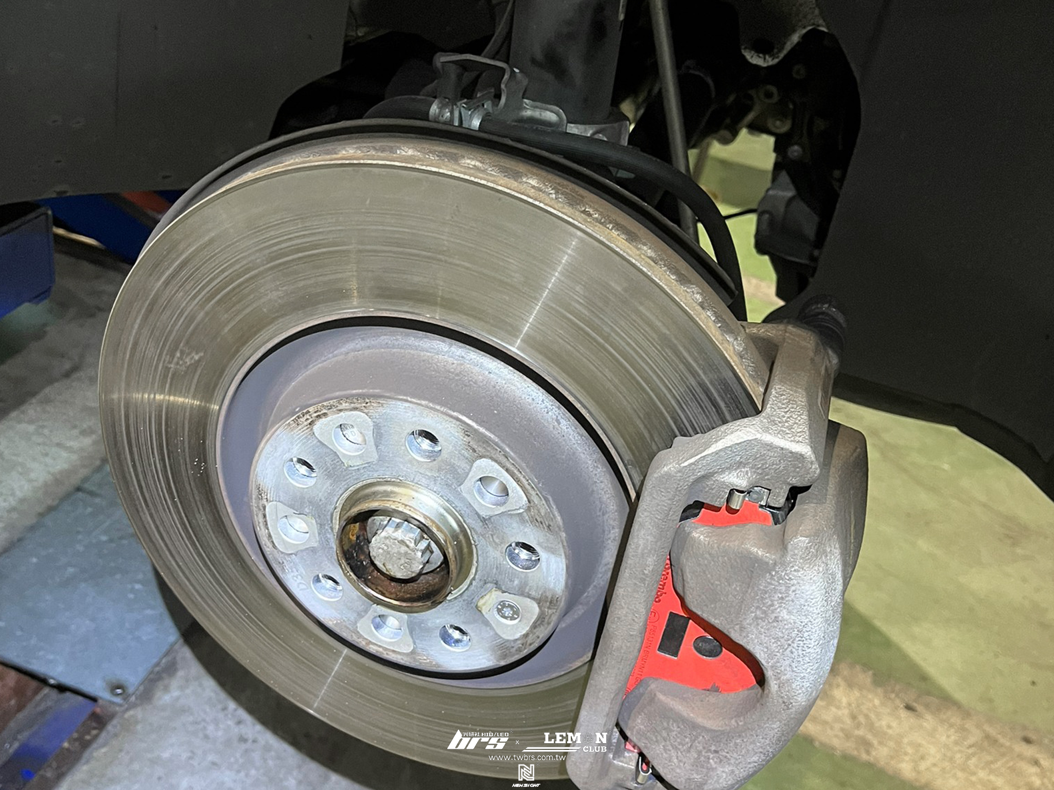 Skoda Superb 安裝 原廠直接式胎壓系統搭配ORO金屬氣嘴+前Brembo來令片(紅皮)