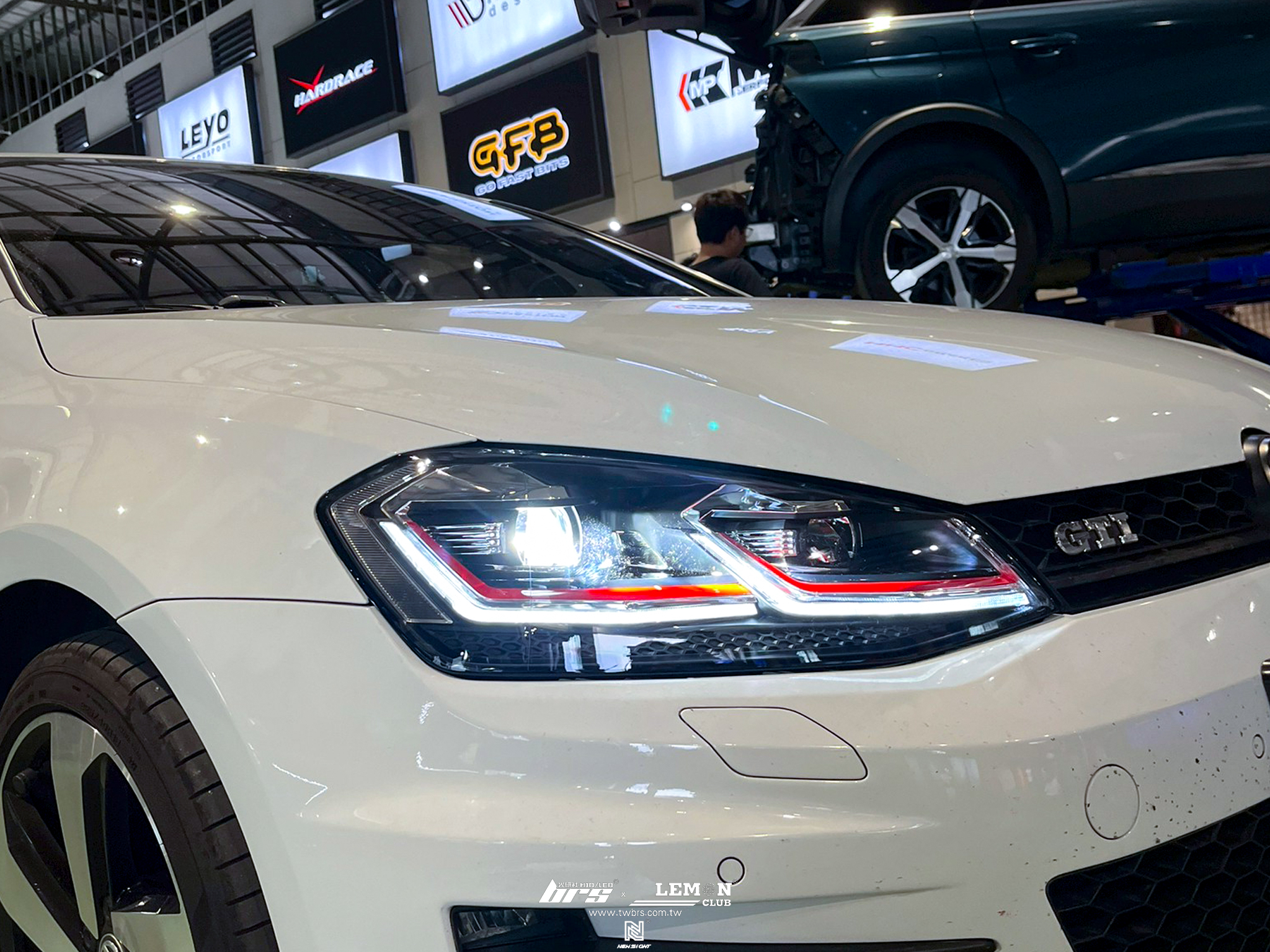Volkswagen Golf 7 GTI 安裝 7改7.5式樣紅線魚眼大燈總成+D2H 6500K 高階款LED+門邊燈+尾箱燈