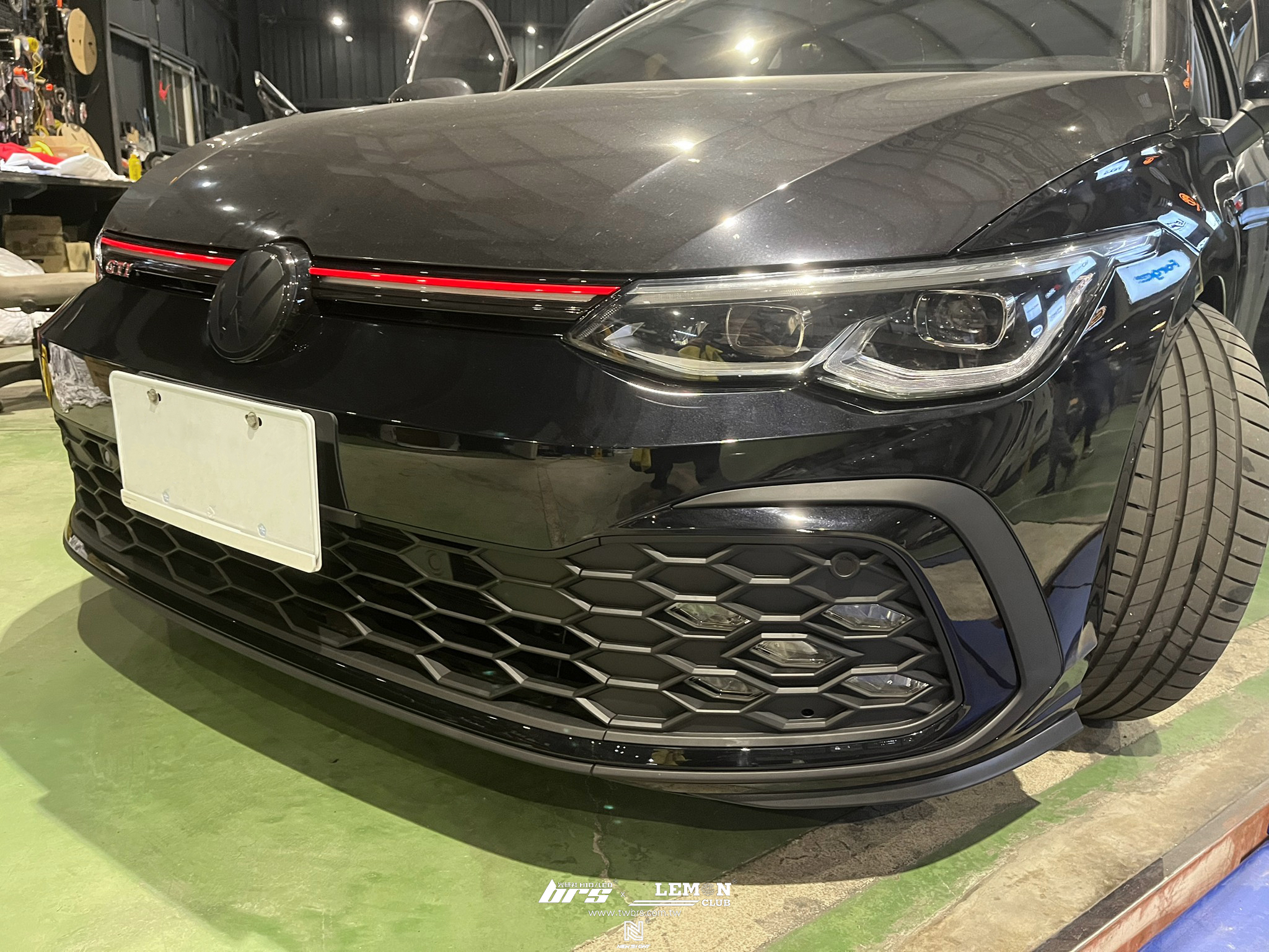 Volkswagen Golf 8 Variant 安裝 GTI前保桿+GTI霧燈+GTI尾門標+GTI側標+GTI原廠式樣水箱罩標+紅線款GTI水箱罩含連貫式燈條