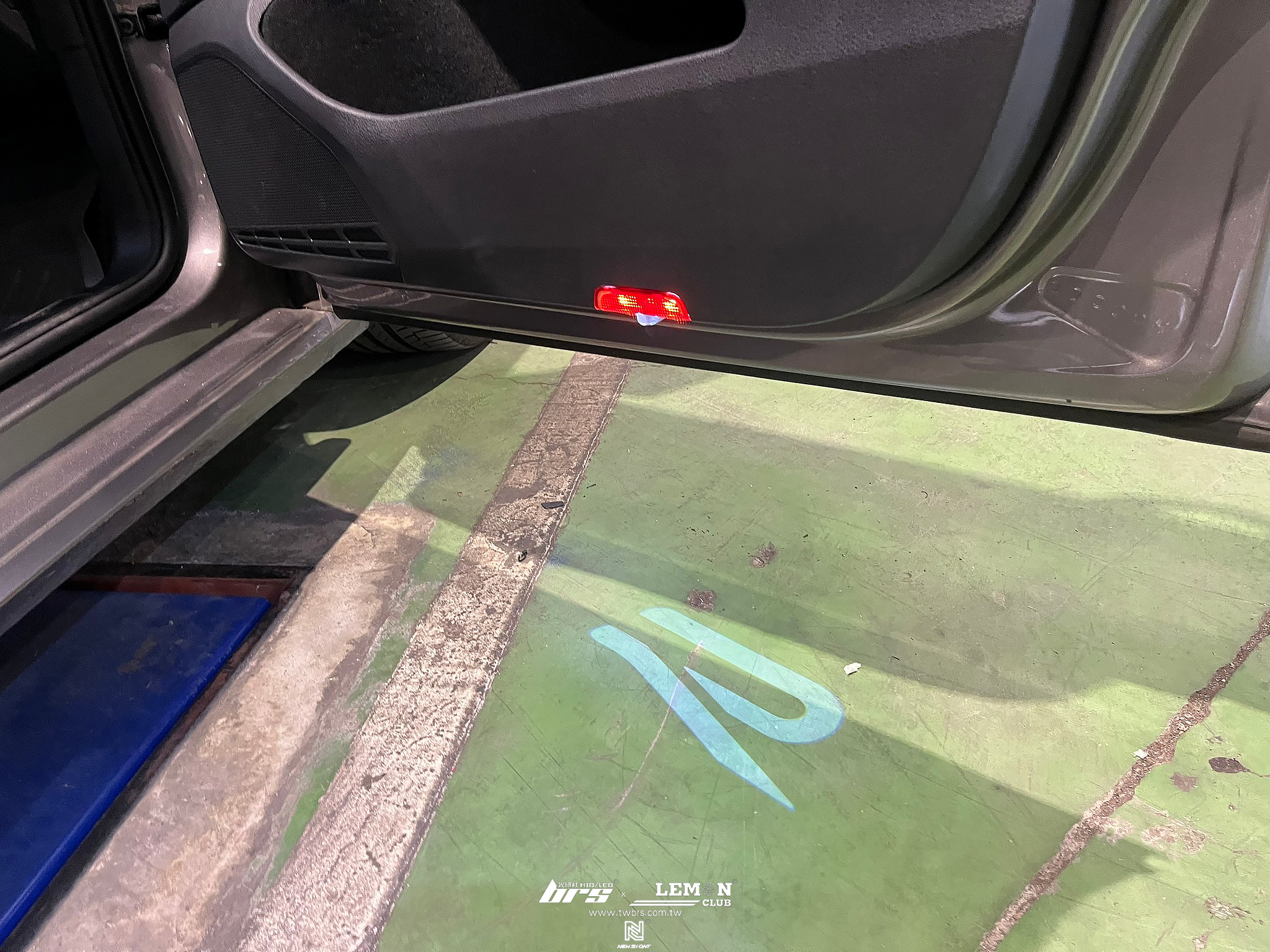 Volkswagen Golf 7 安裝 投射式門邊燈(新R標)