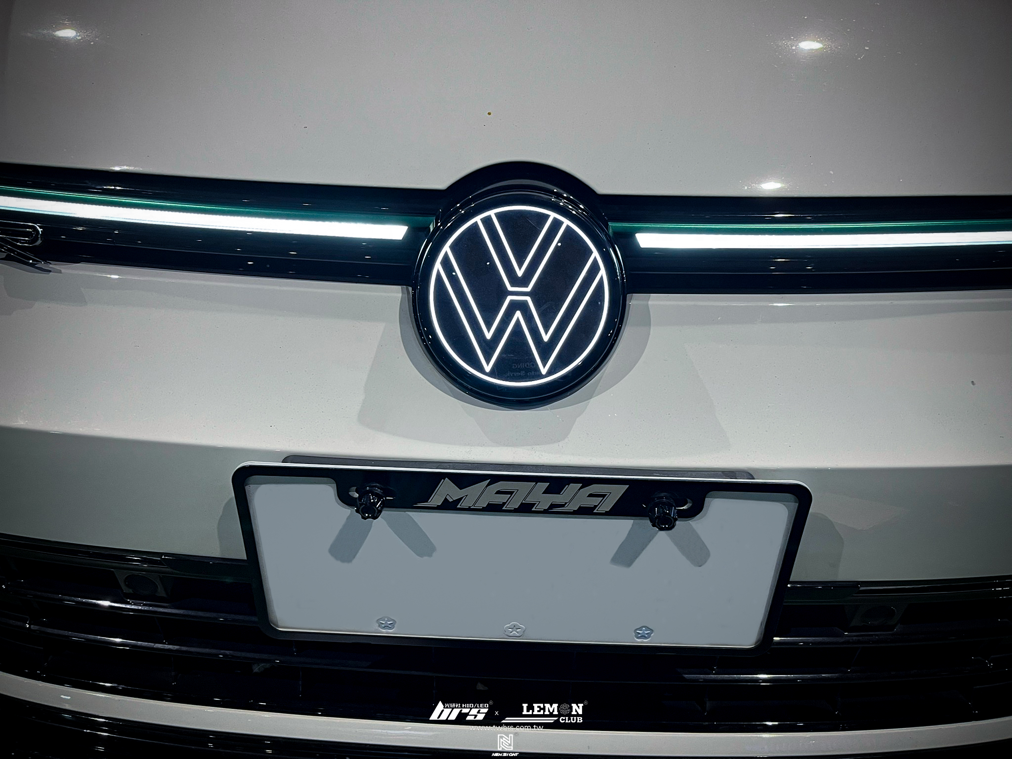 Volkswagen Golf 8 安裝 發光廠徽